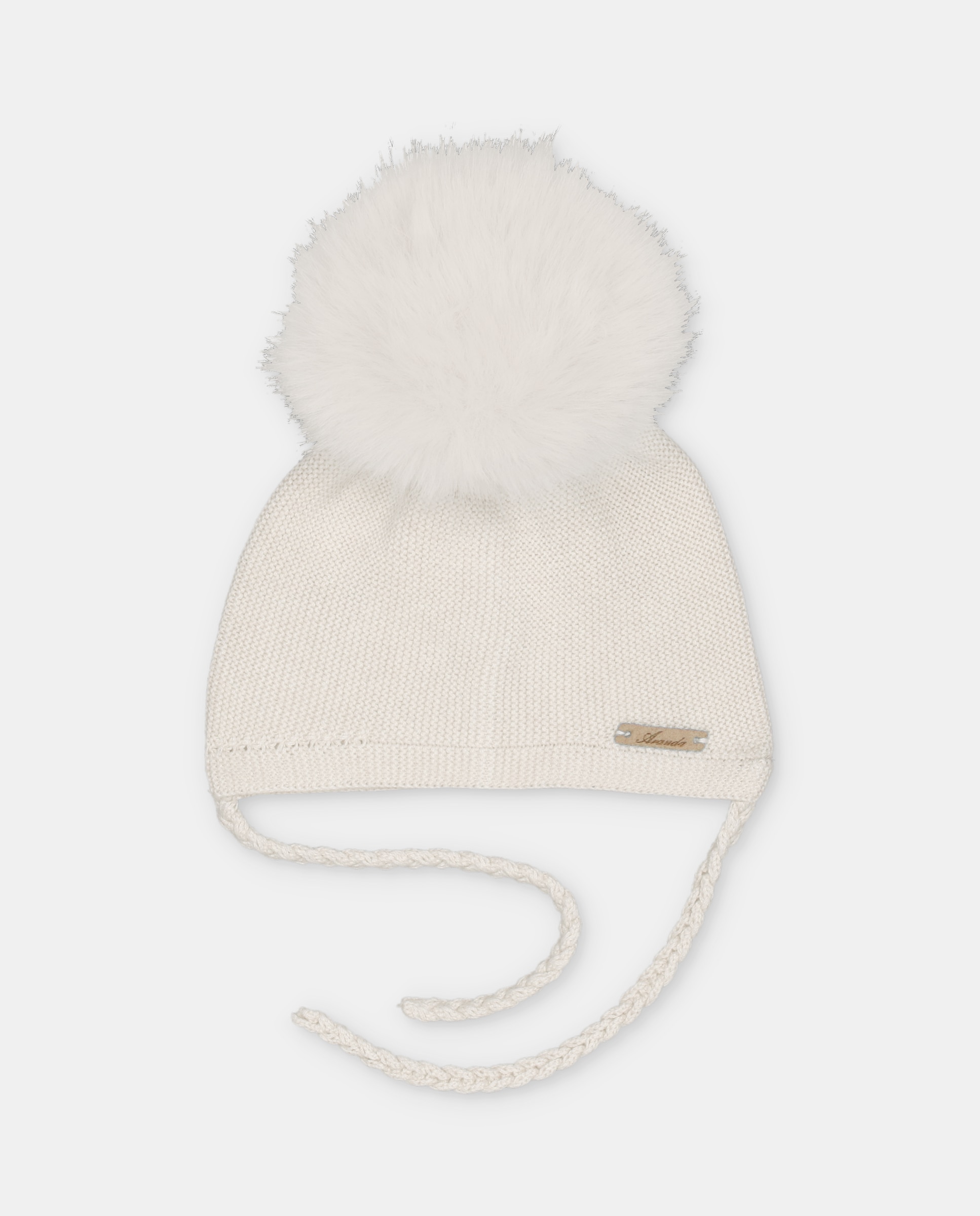 Imagen 0 de Gorro de bebés de punto con pompón de pelo y cierre de tiras trenzadas. Beige