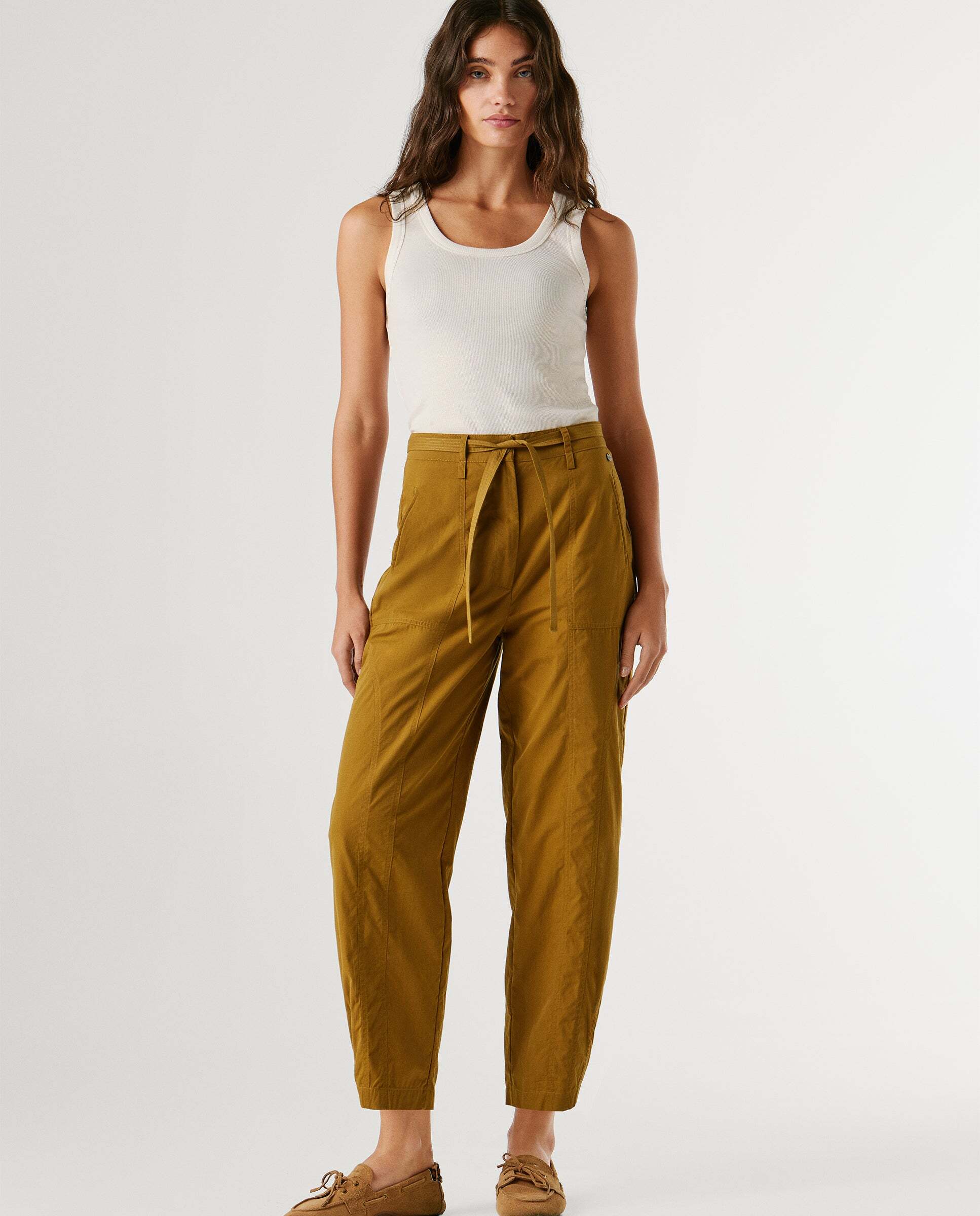 Pepe Jeans - Pantalón de mujer recto con cinturón.