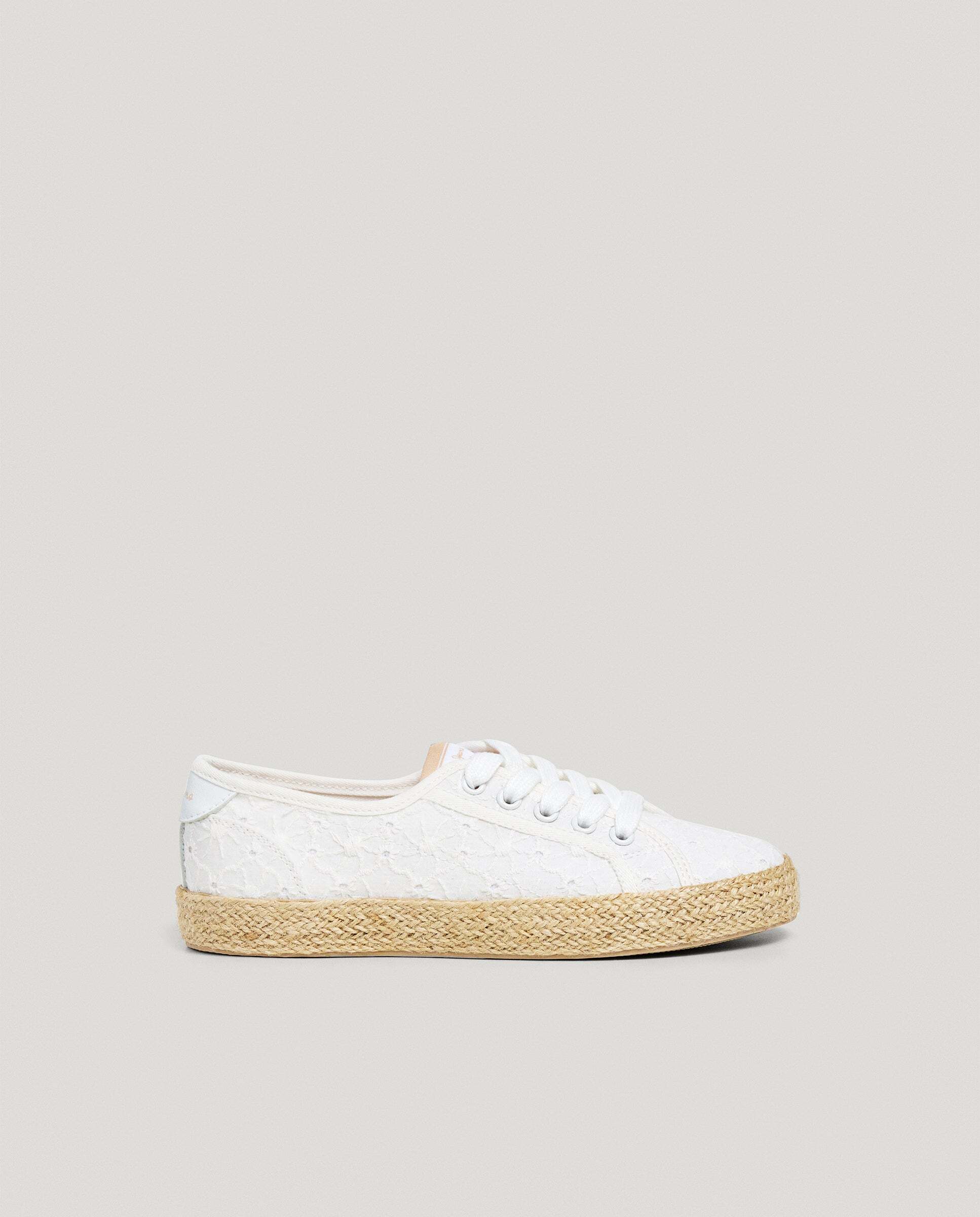 Zapatillas clásicas de niña con detalles bordados
