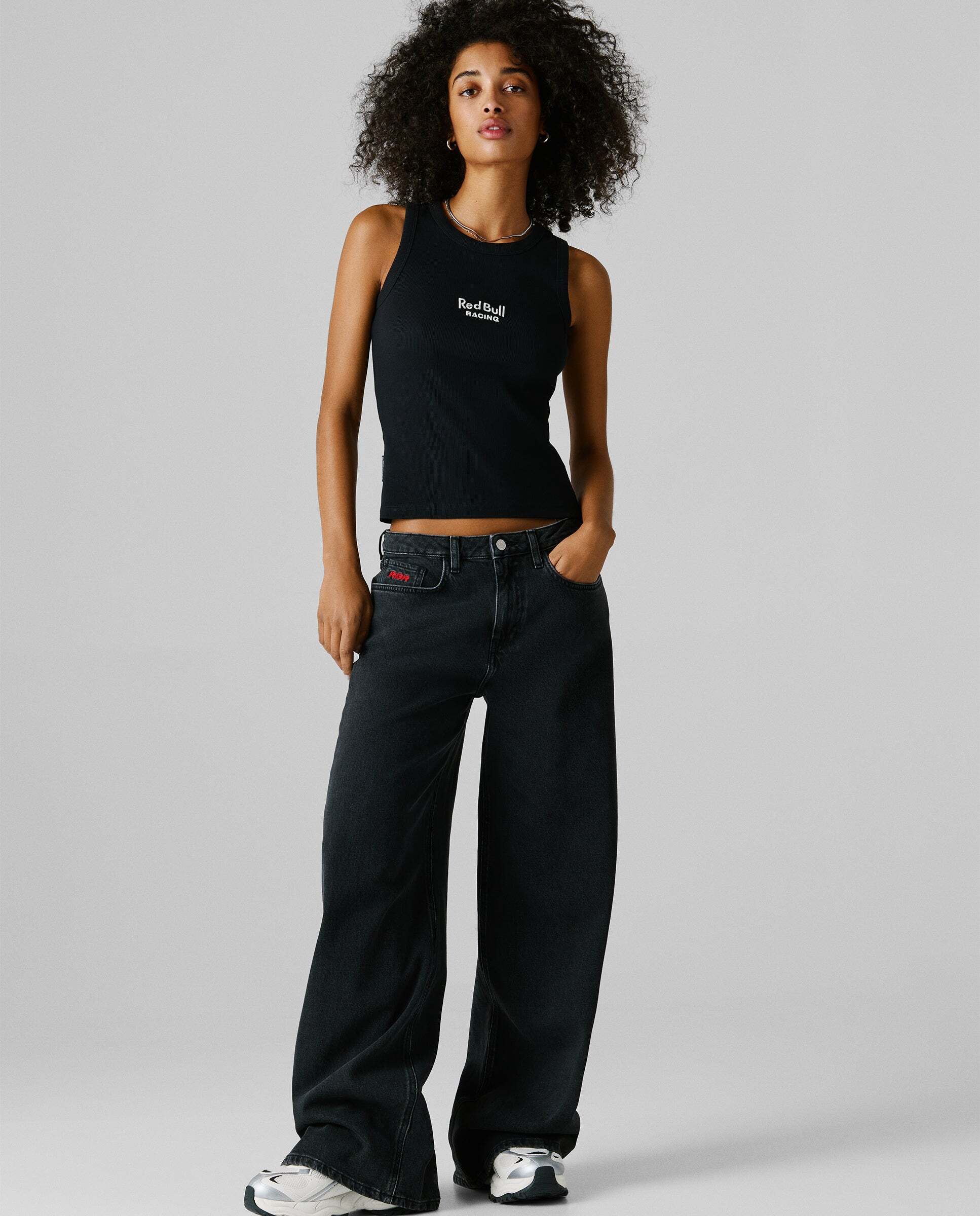Imagen 0 de Vaquero de mujer fit wide y tiro medio red bull racing Gris