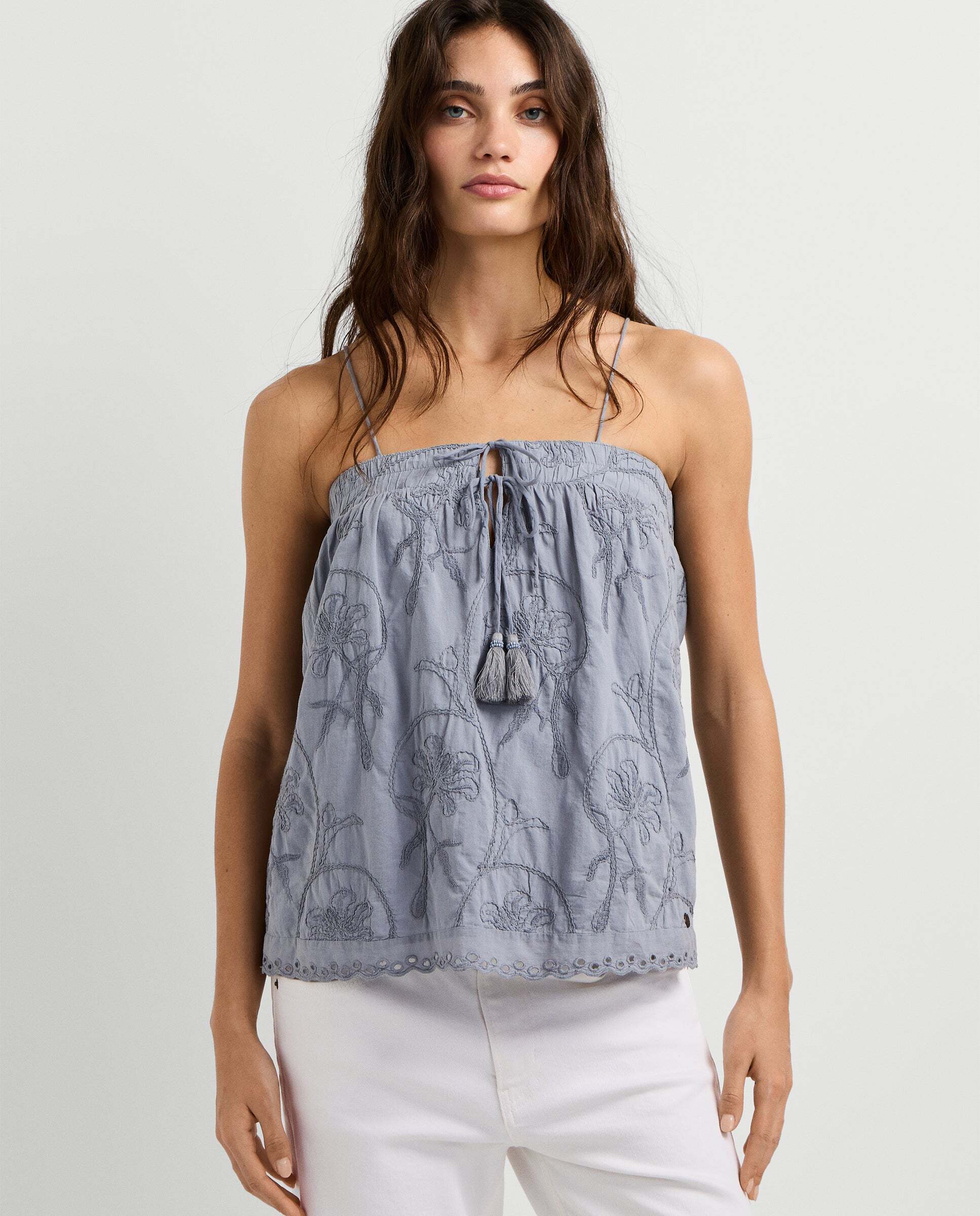 Pepe Jeans - Blusa de mujer con bordados florales.