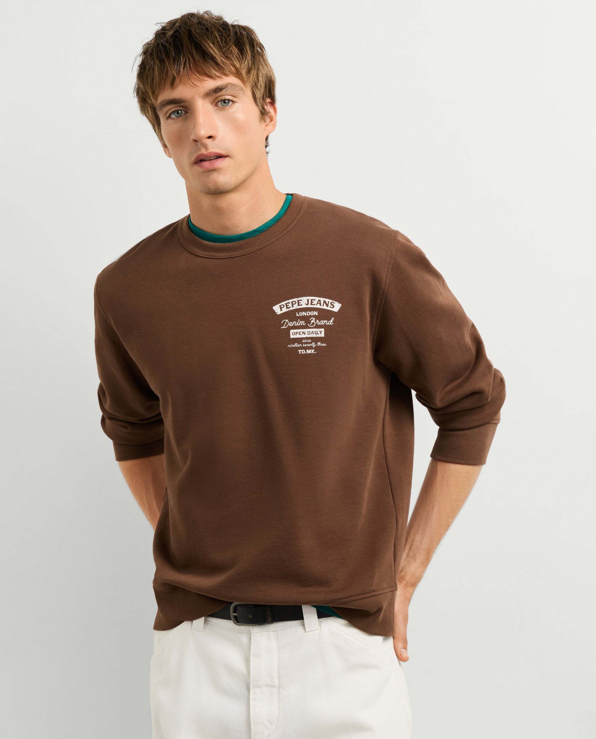 Imagen 0 de Sudadera de hombre cuello redondo fit regular Marrón