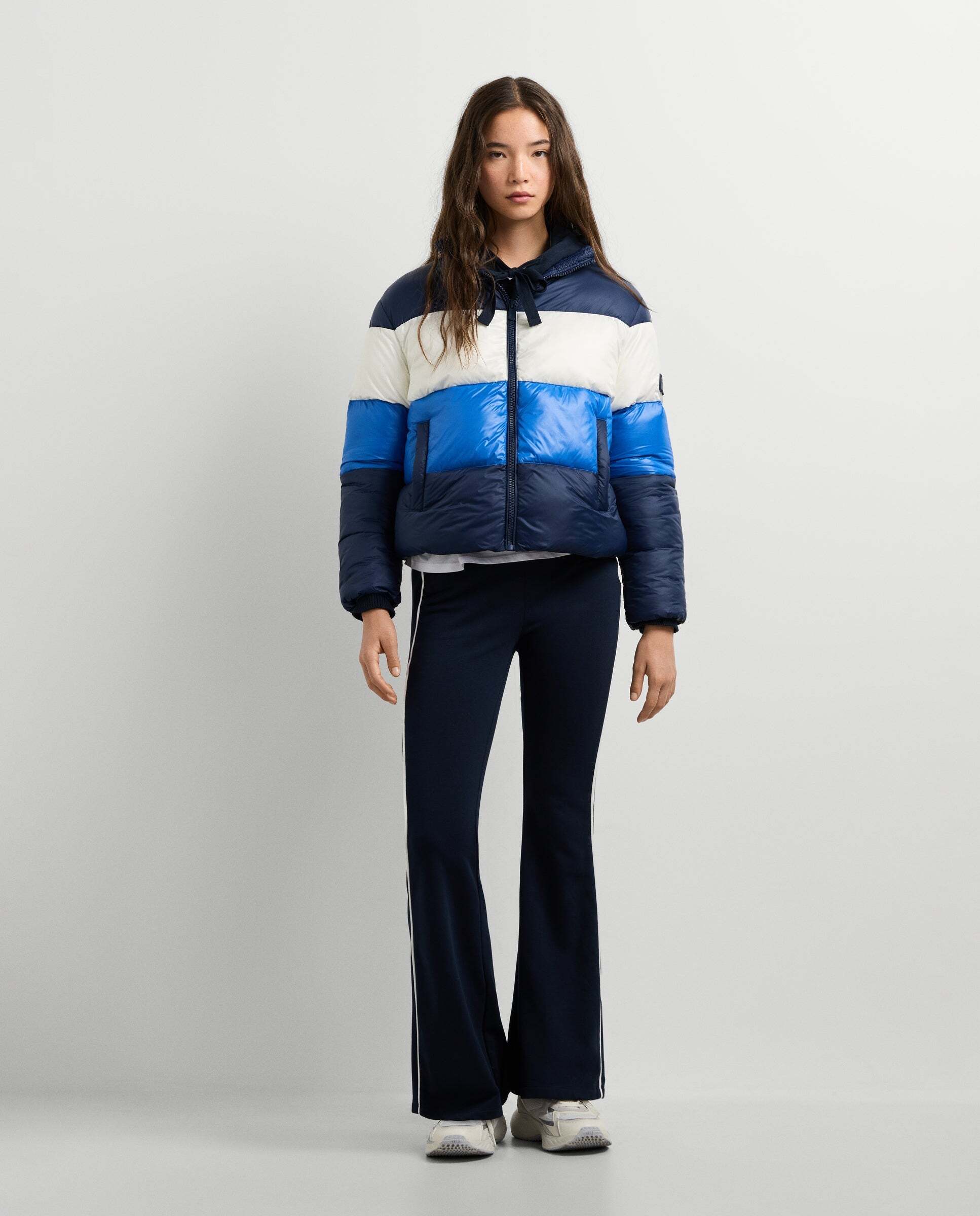 Imagen 0 de Plumífero de mujer acolchado color block Azul oscuro