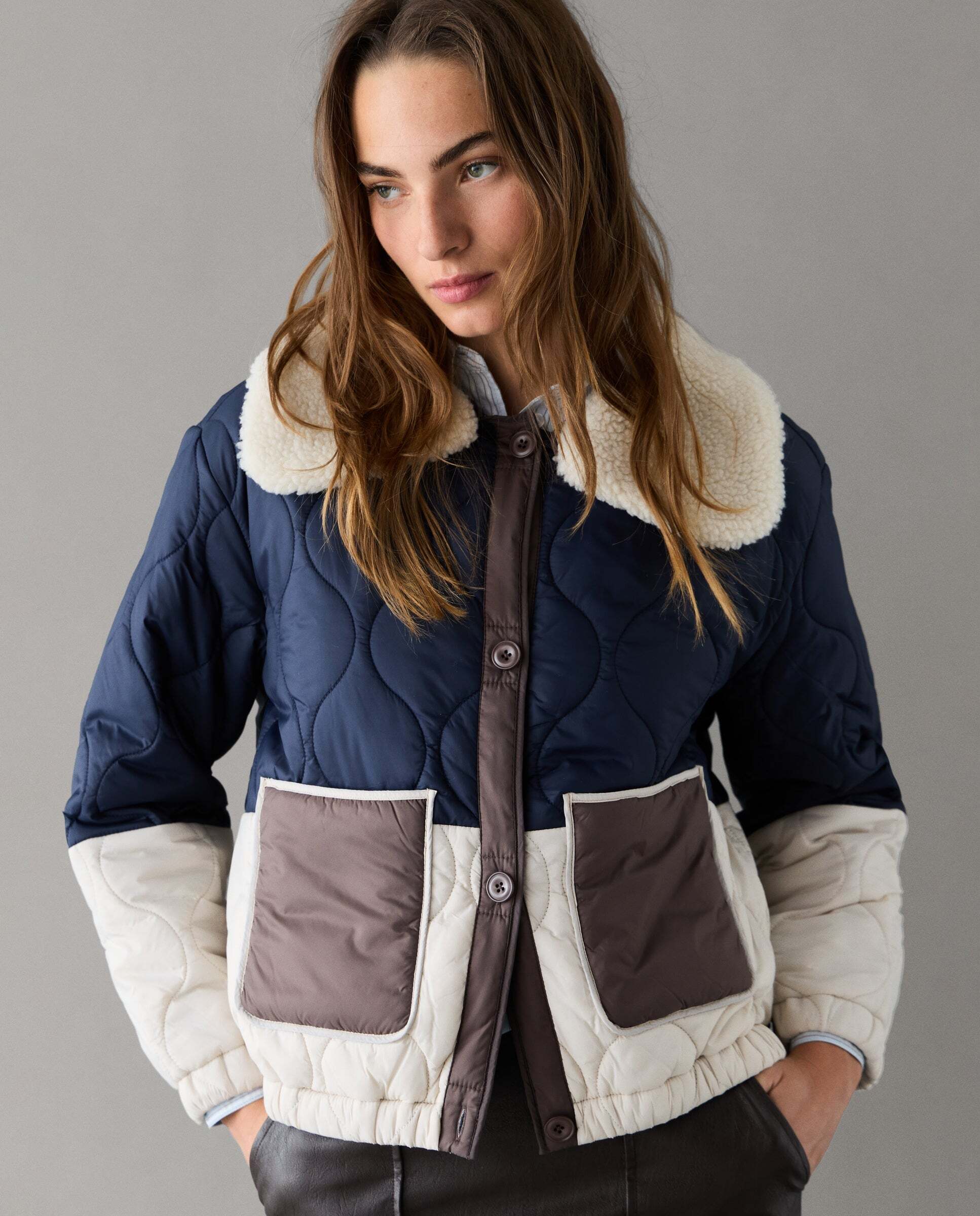 Imagen 0 de Chaqueta de mujer guateada color block Azul oscuro
