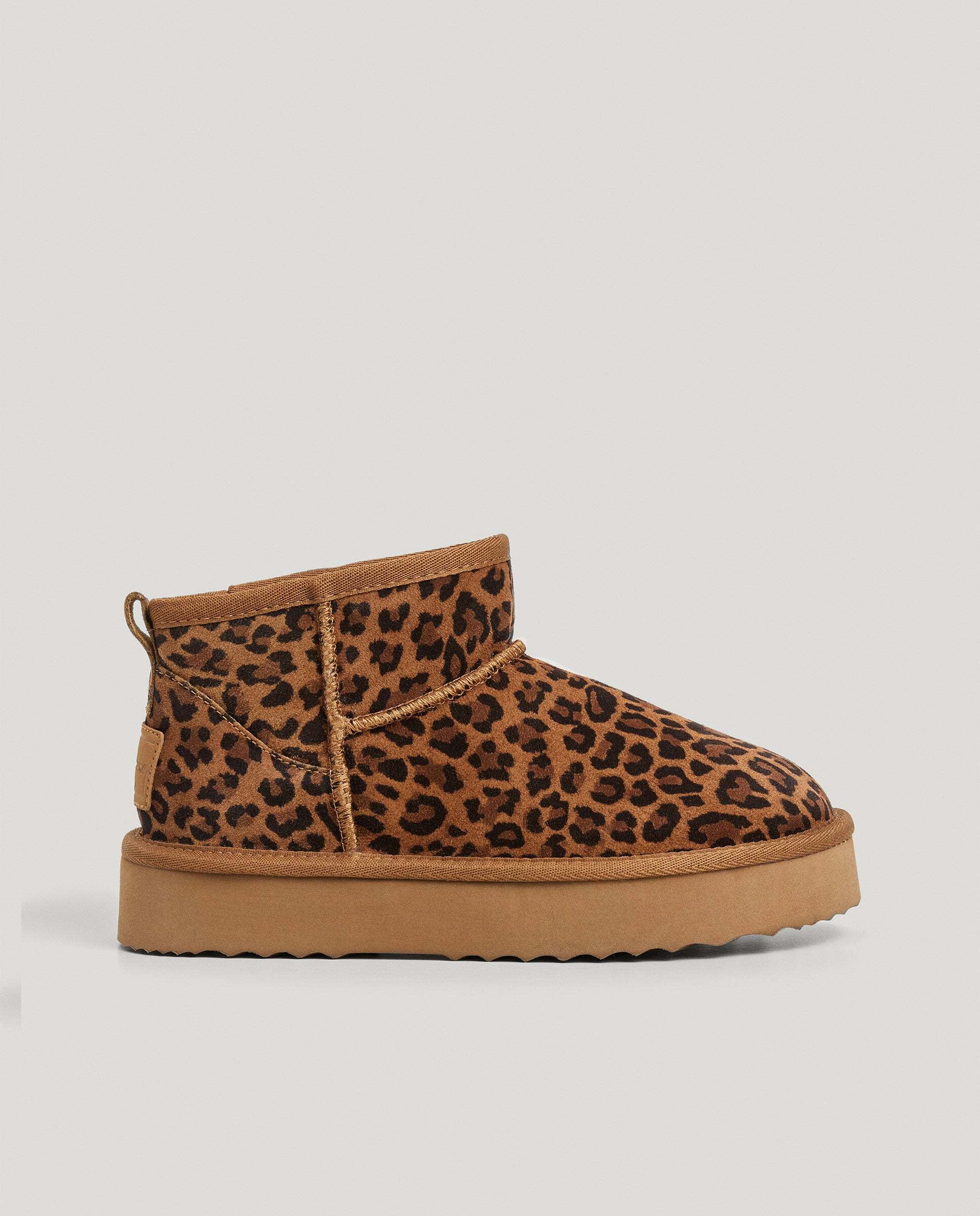 Imagen 0 de Botines con suela track de mujer de ante animal print Marrón