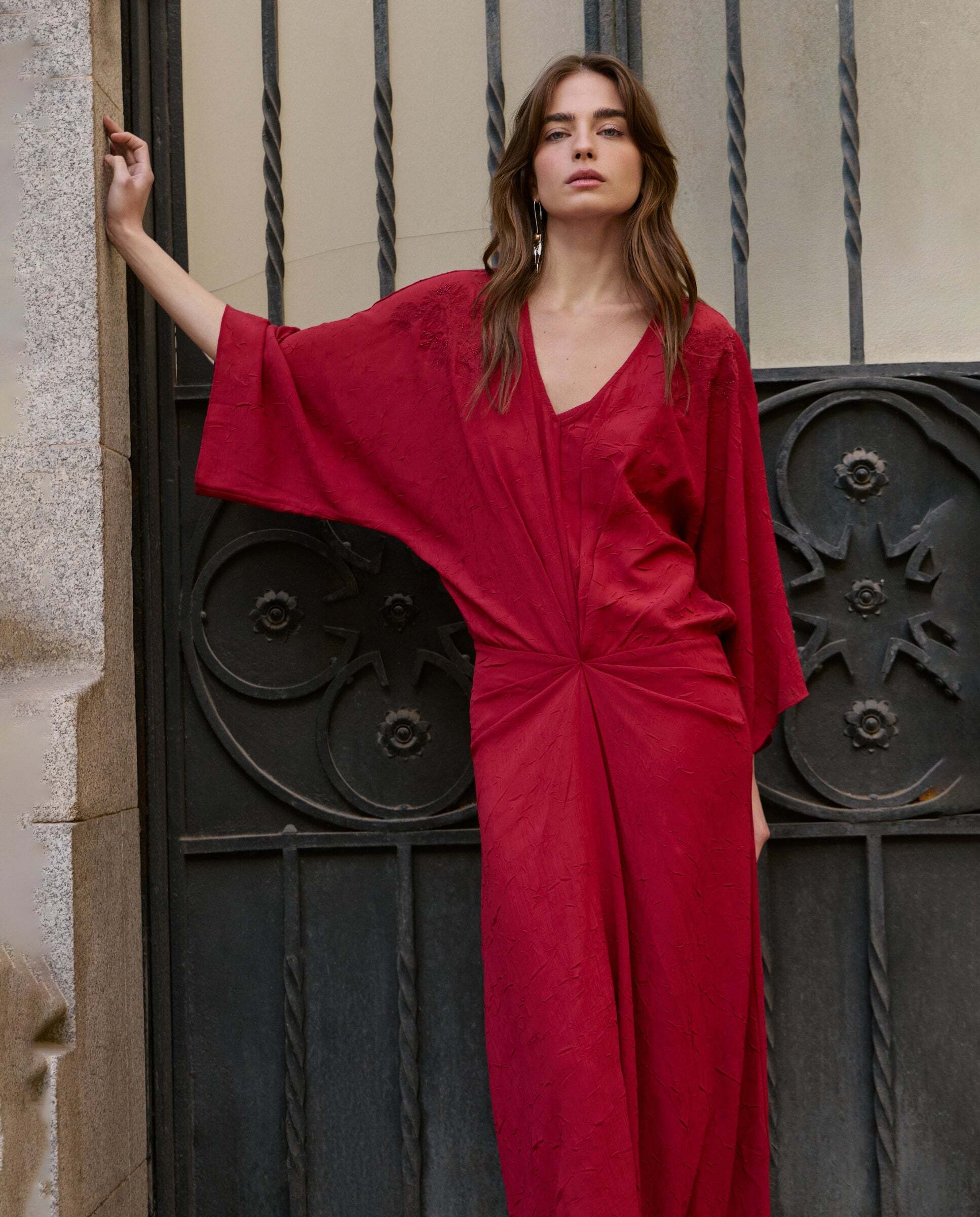 Imagen 0 de Vestido de mujer midi cuello pico Rojo