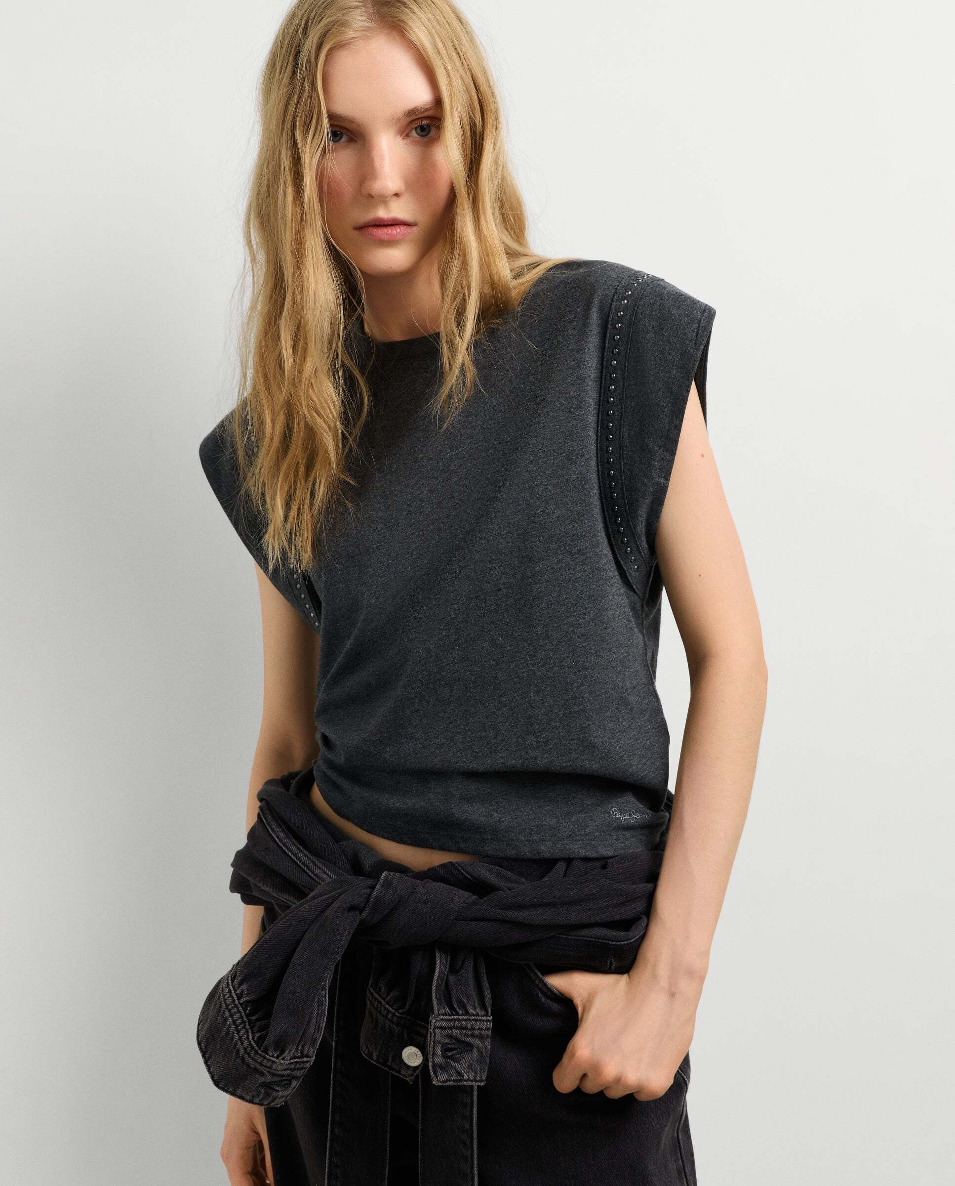 Imagen 0 de Camiseta de mujer detalle tachuelas Gris