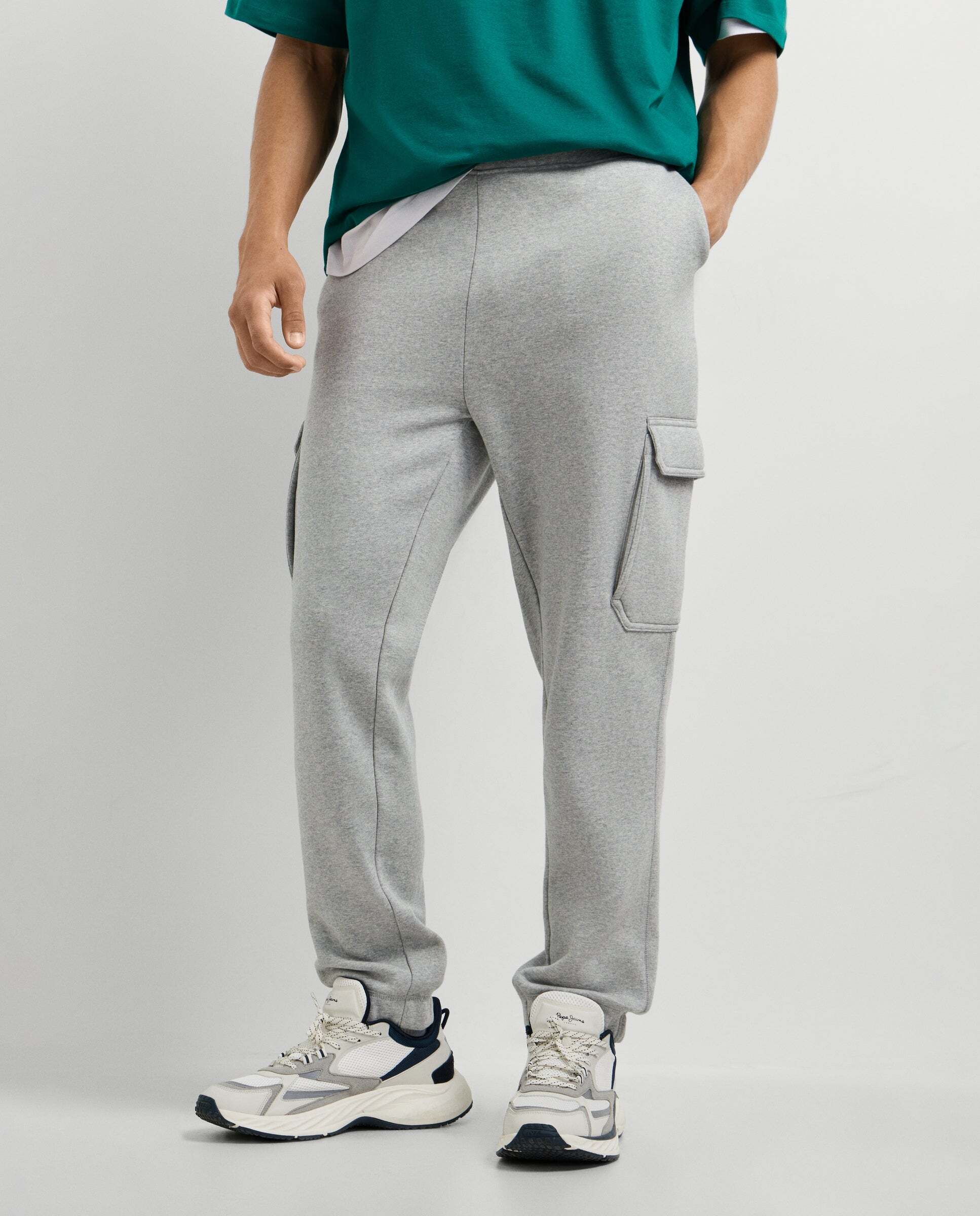 Pantalón de hombre jogger con bolsillos cargo - Pepe Jeans - Gris Gris-1