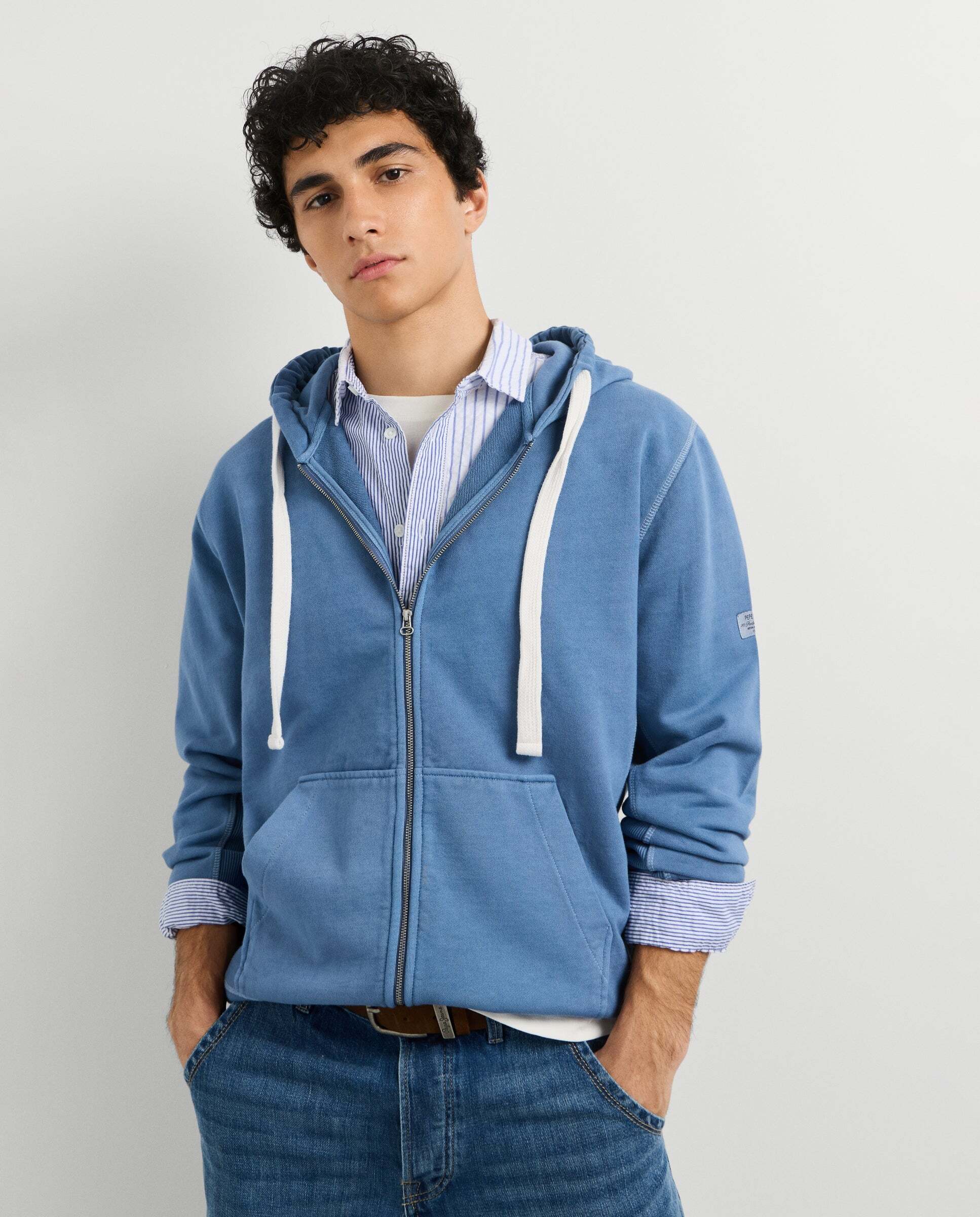 Imagen 0 de Sudadera de hombre capucha y cremallera fit regular Azul Océano