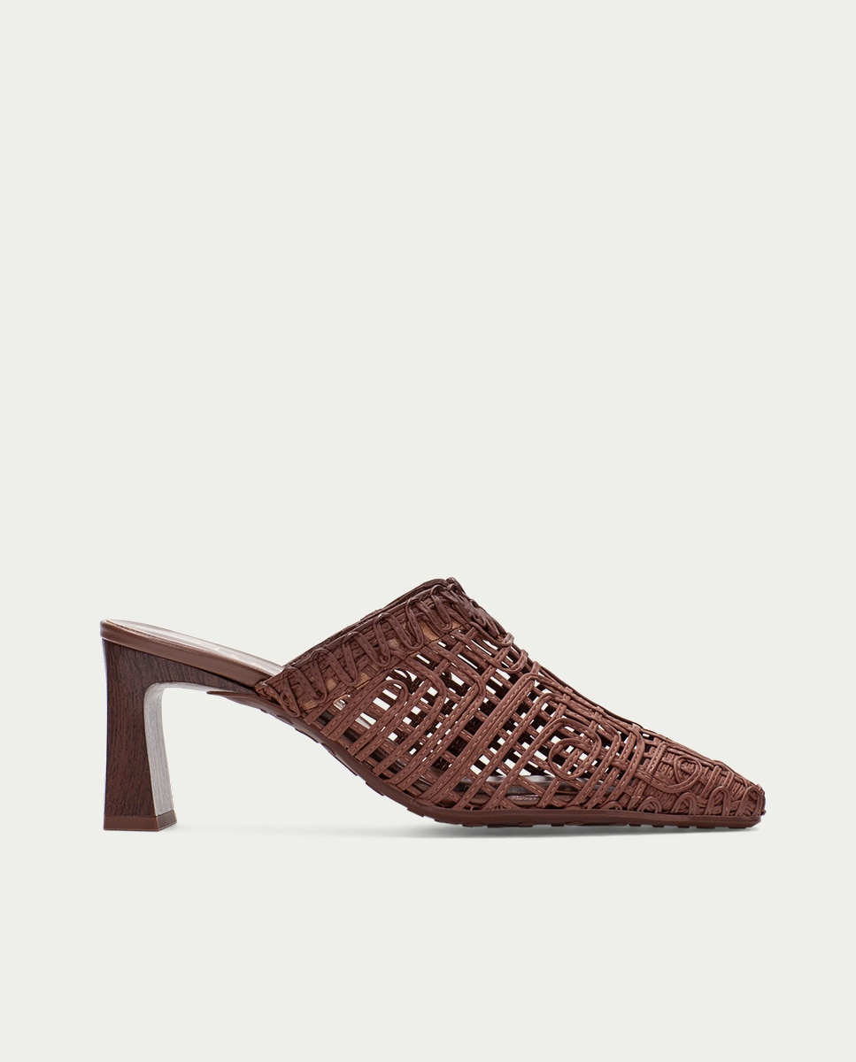 Hispanitas - Zuecos de tacón de mujer con diseño en cordela.