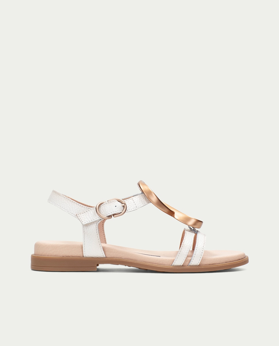 Hispanitas - Sandalias planas de mujer de piel con adorno metálico.