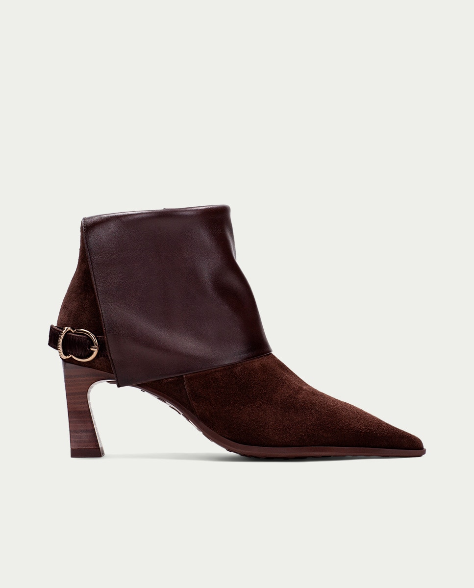 Imagen 1 de Botines de tacón de mujer con solapa y adorno de hebilla - Hispanitas - Marrón Marrón
