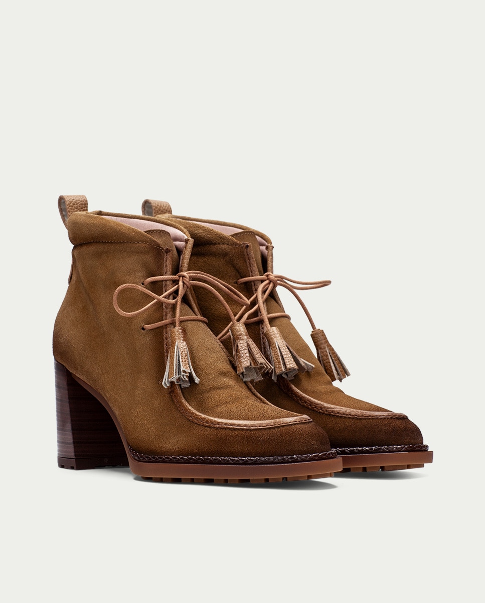 Botines wallabee de mujer con tacón y detalle de borla - Hispanitas - Marrón Marrón-2