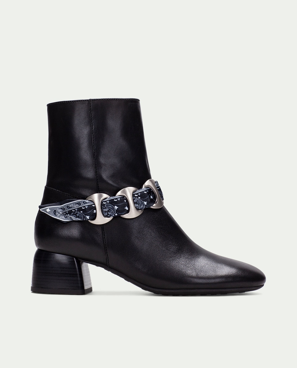 Imagen 0 de Botines de mujer de piel con detalle de cadena con pañuelo Negro