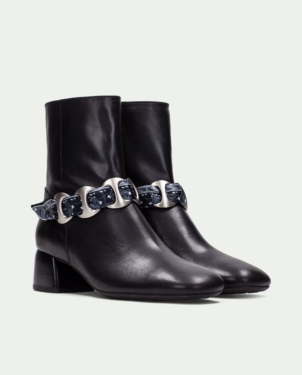 Botines de mujer de piel con detalle de cadena con pañuelo - Hispanitas - Negro Negro-2