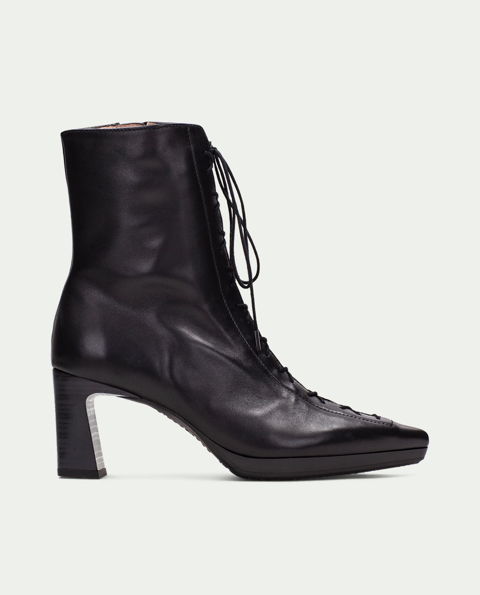 Imagen 0 de Botines de tacón de mujer de piel tipo corsé Negro