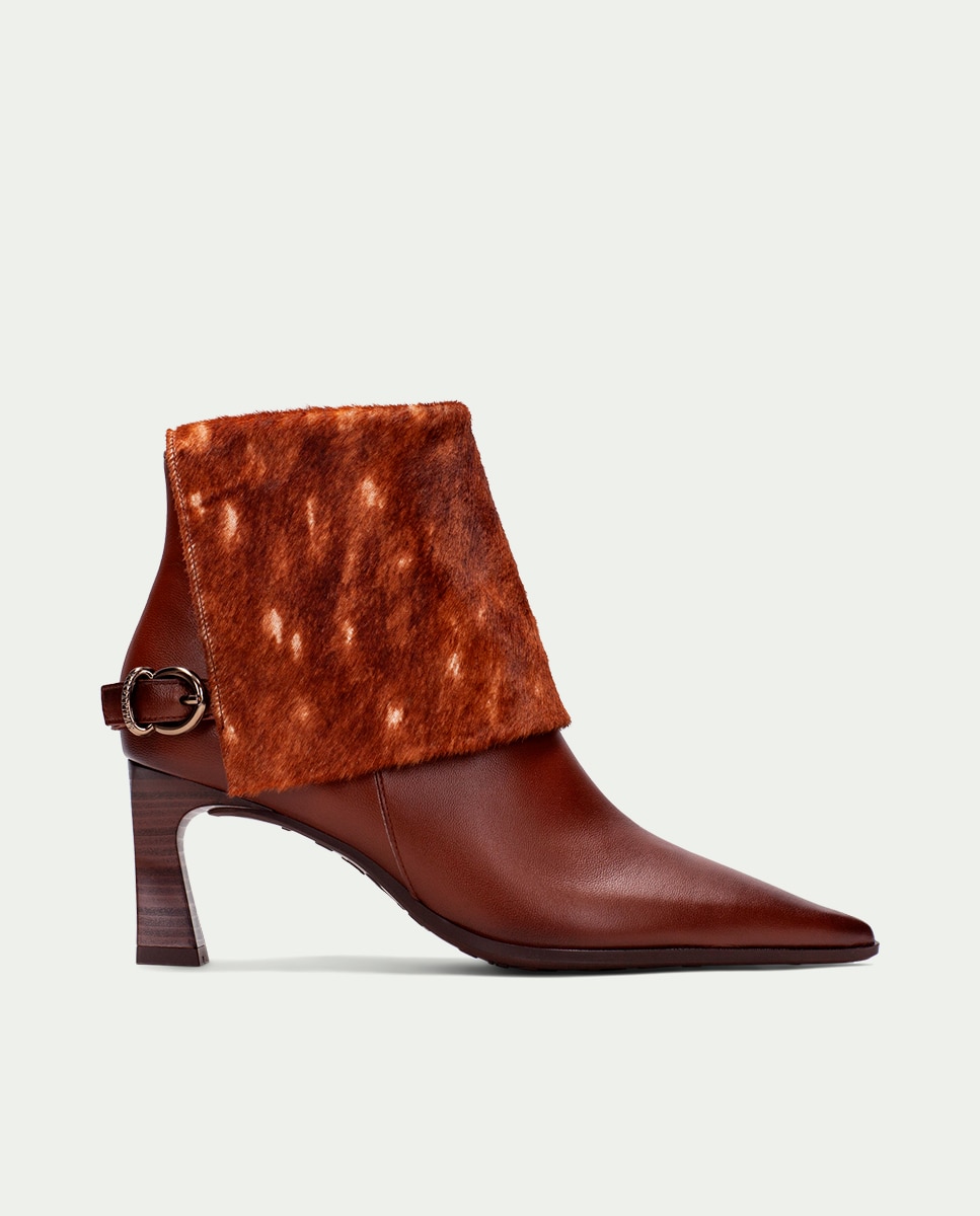 Imagen 0 de Botines de tacón de mujer con solapa y adorno de hebilla Multicolor