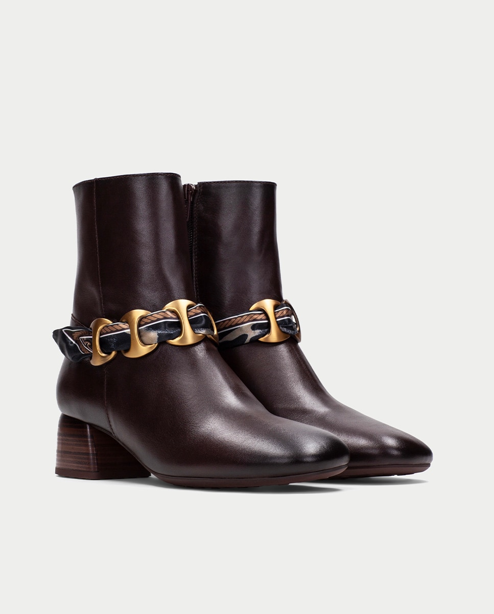 Botines de mujer de piel con detalle de cadena con pañuelo - Hispanitas - Marrón Marrón-2