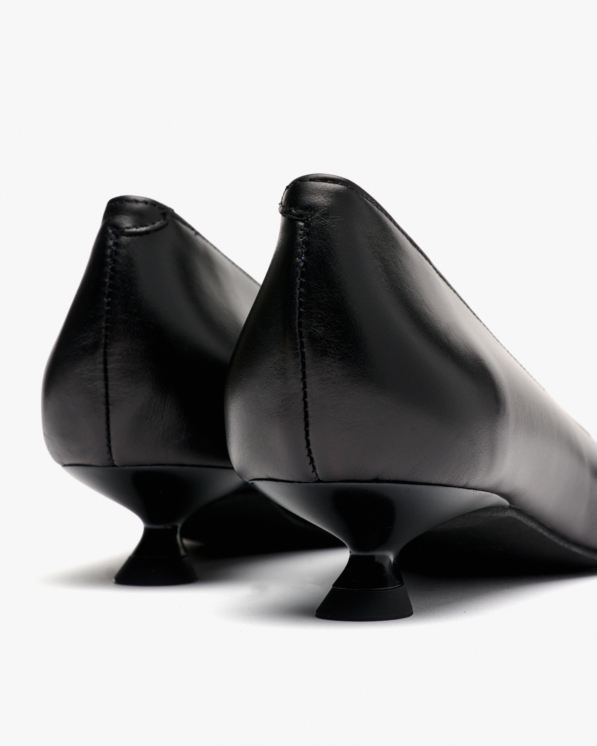 Zapatos de salón de mujer con tacón bajo y punta fina - Pedro Miralles - Negro Negro-2
