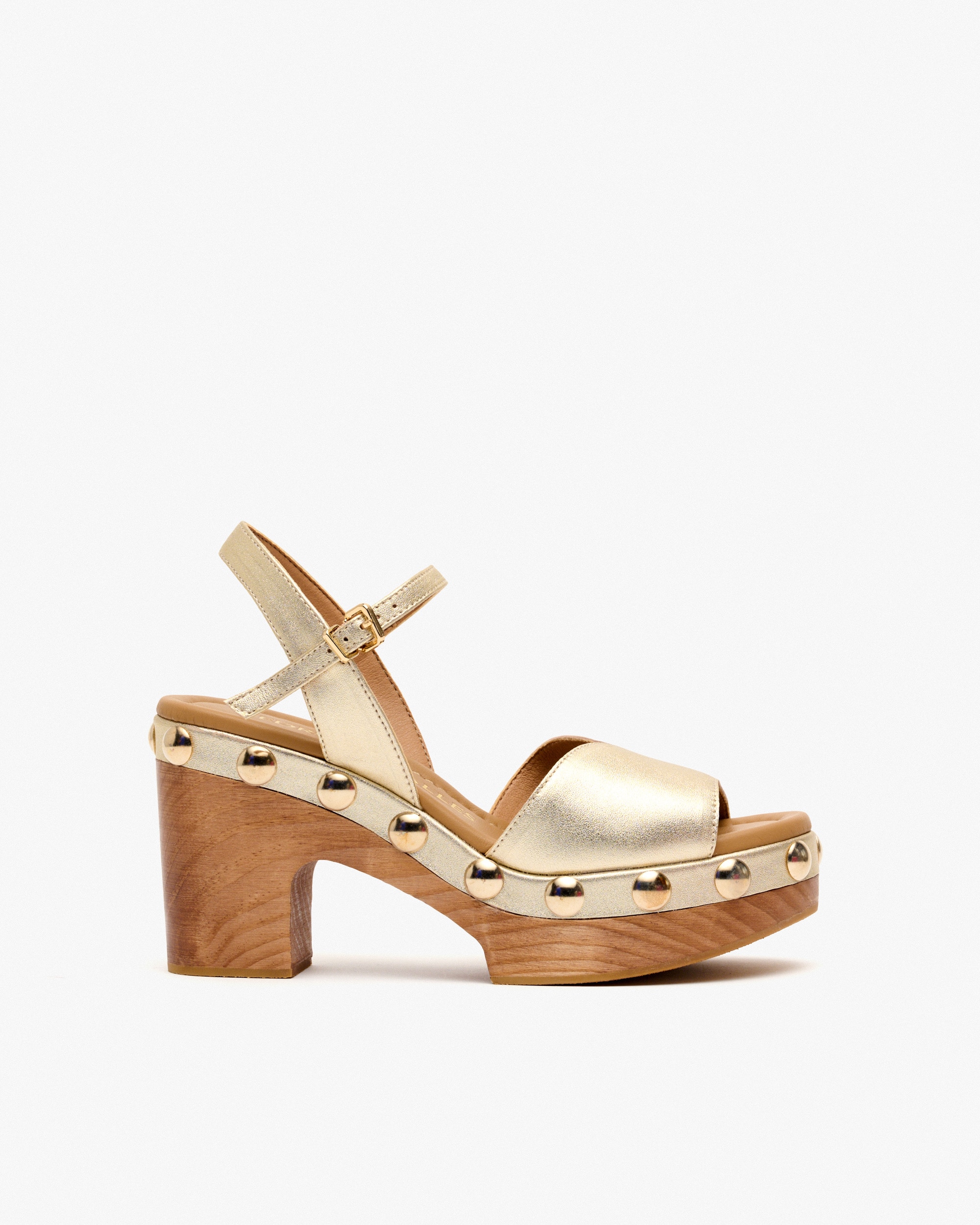 Imagen 0 de Sandalias de tacón de mujer con tachas y piso de madera Oro
