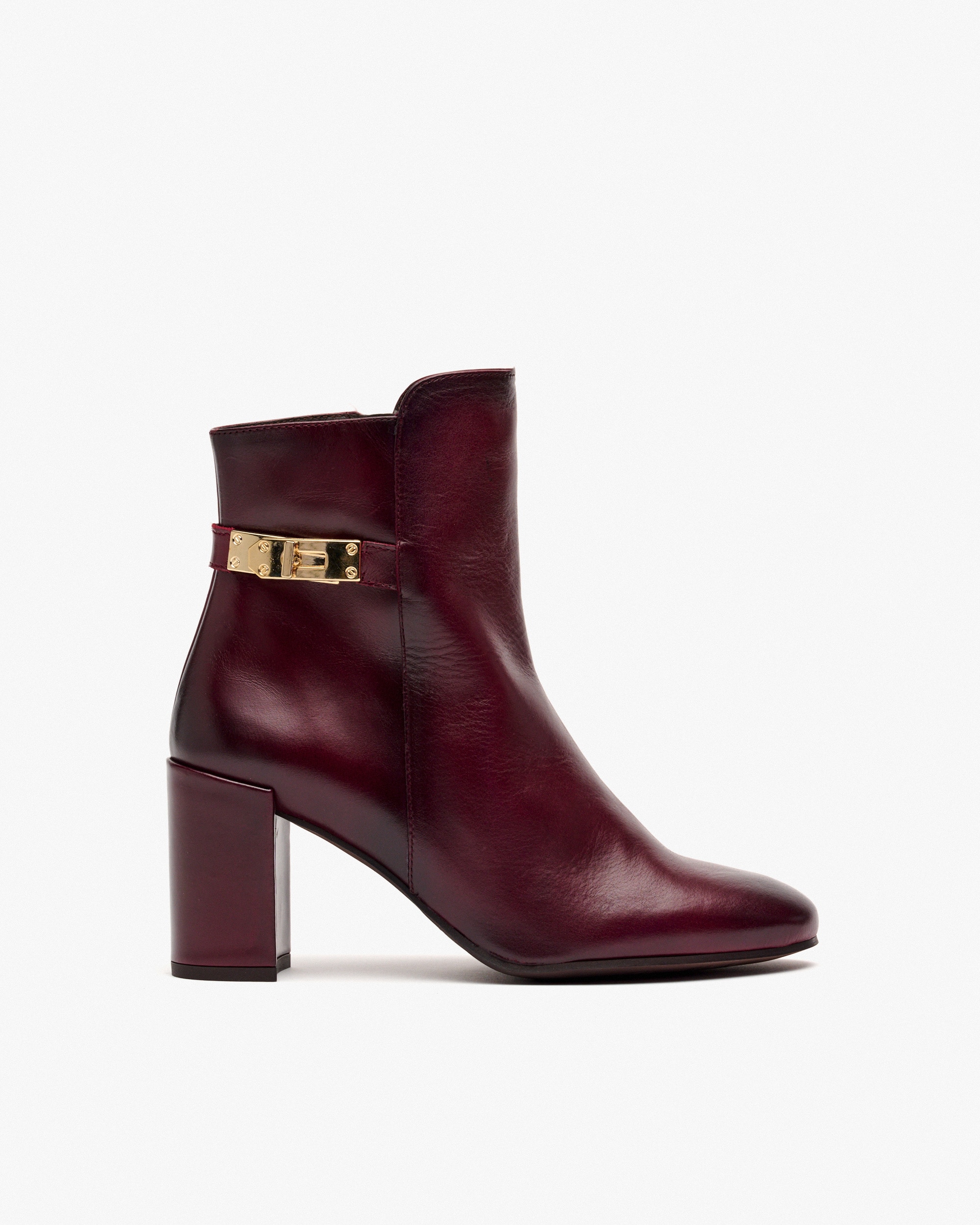 Pedro Miralles - Botines de mujer de piel con hebilla.