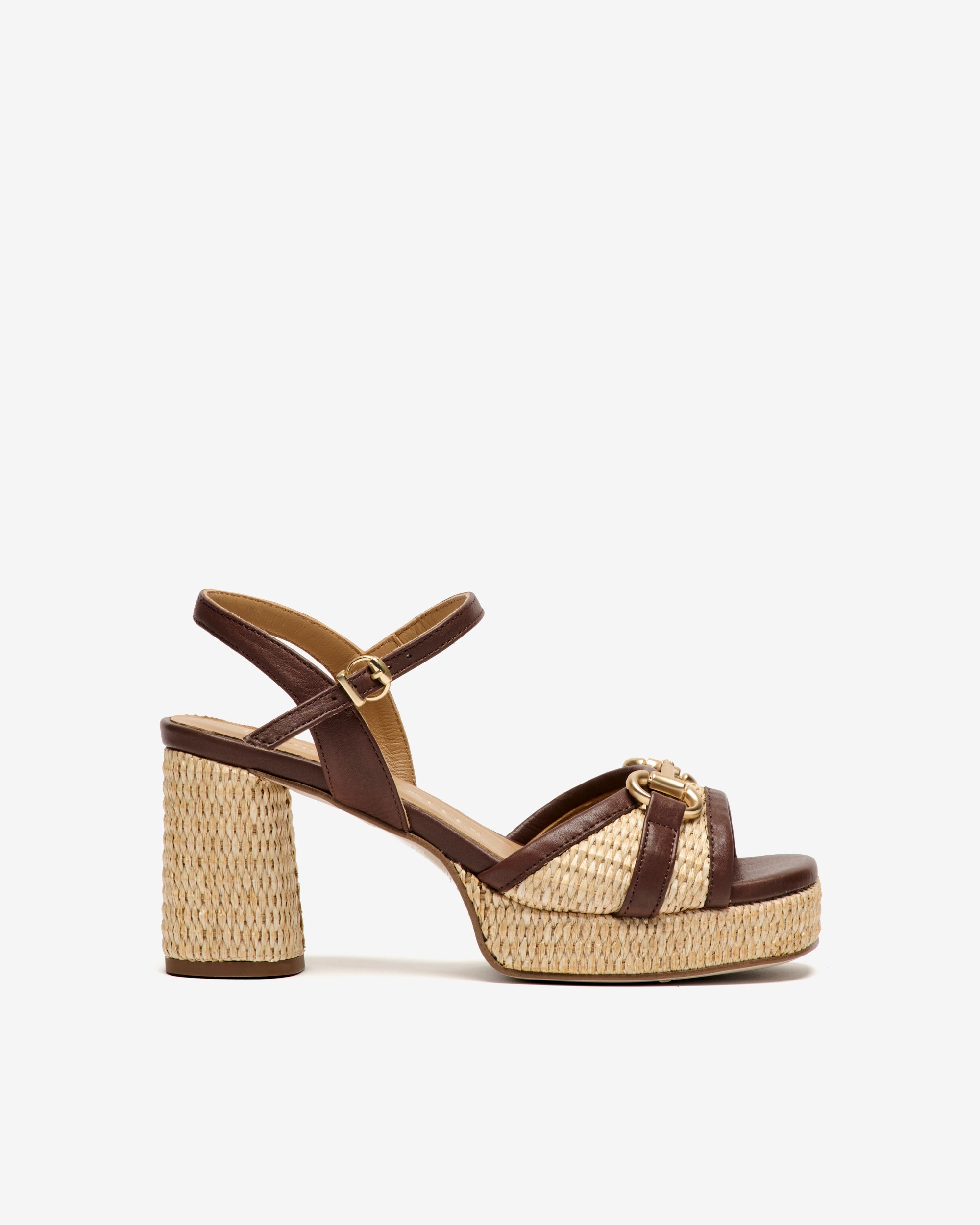 Pedro Miralles - Sandalias de tacón de mujer con rafia y adorno dorado.