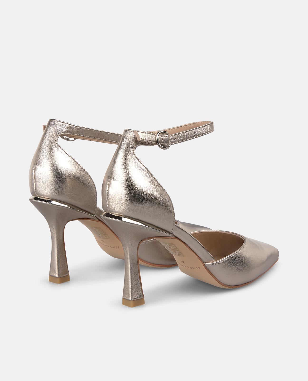 Zapatos de salón de mujer de piel efecto metalizado con cierre de hebilla - Alma en Pena - Oro Oro-3