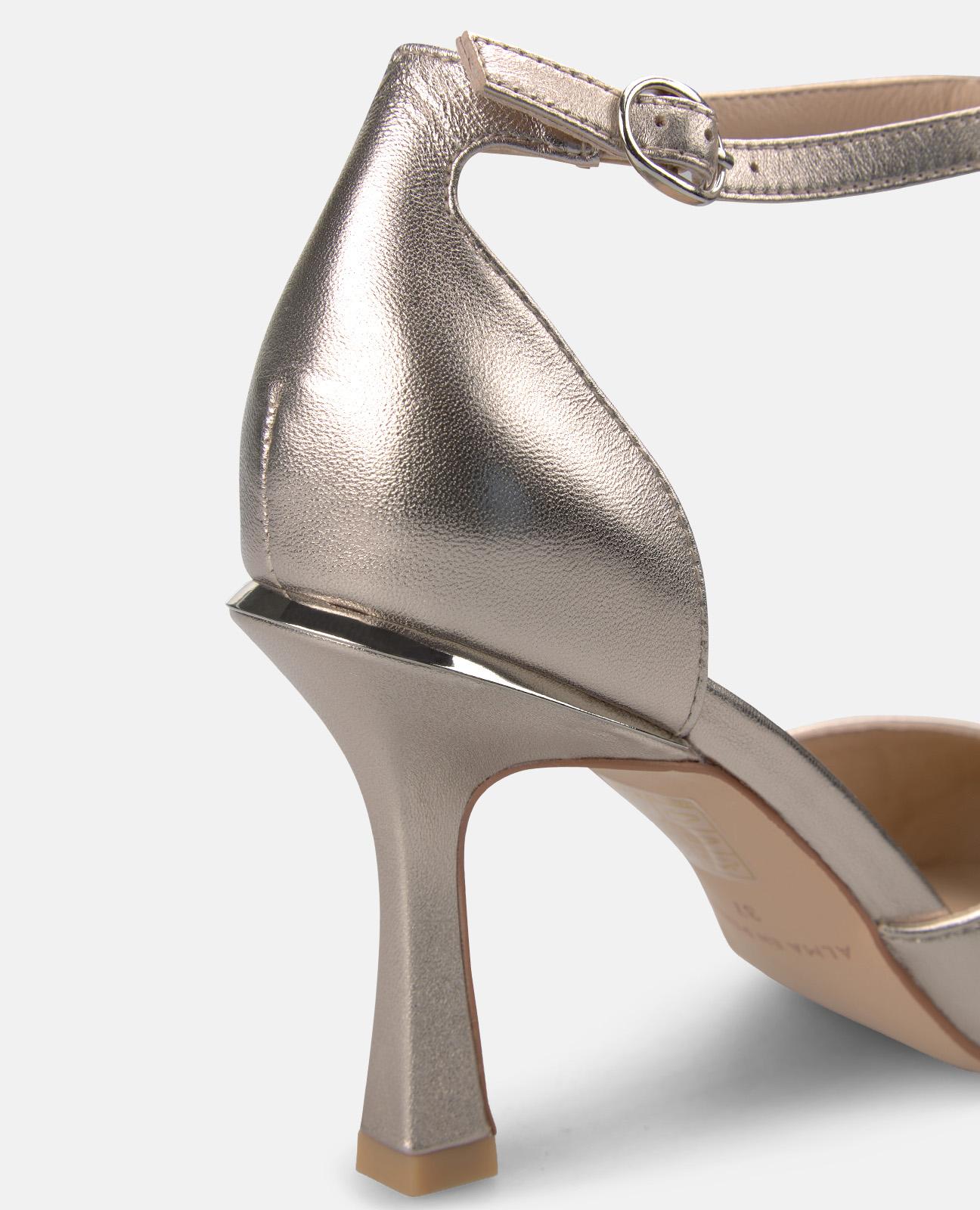 Zapatos de salón de mujer de piel efecto metalizado con cierre de hebilla - Alma en Pena - Oro Oro-5