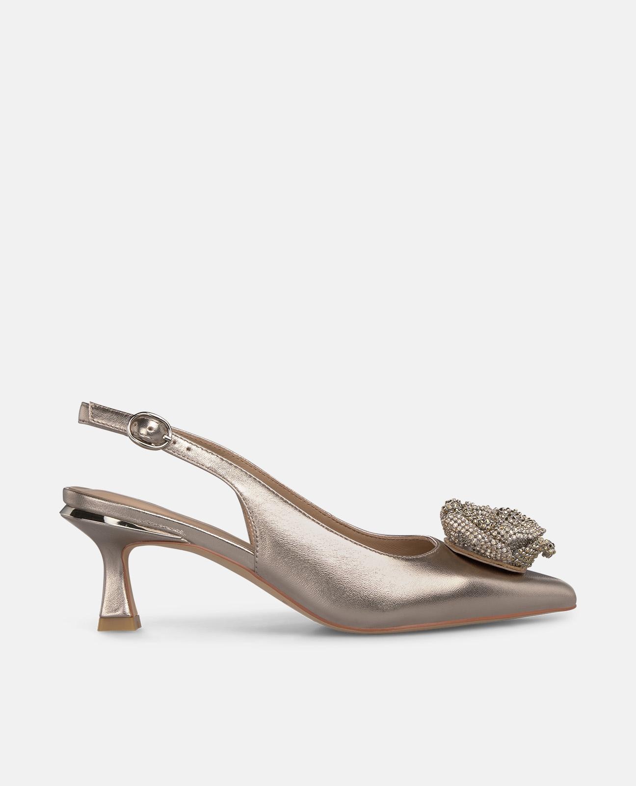 Alma en Pena - Zapatos de salón de mujer destalonados con tacón mini y puntera afilada con adorno flor.