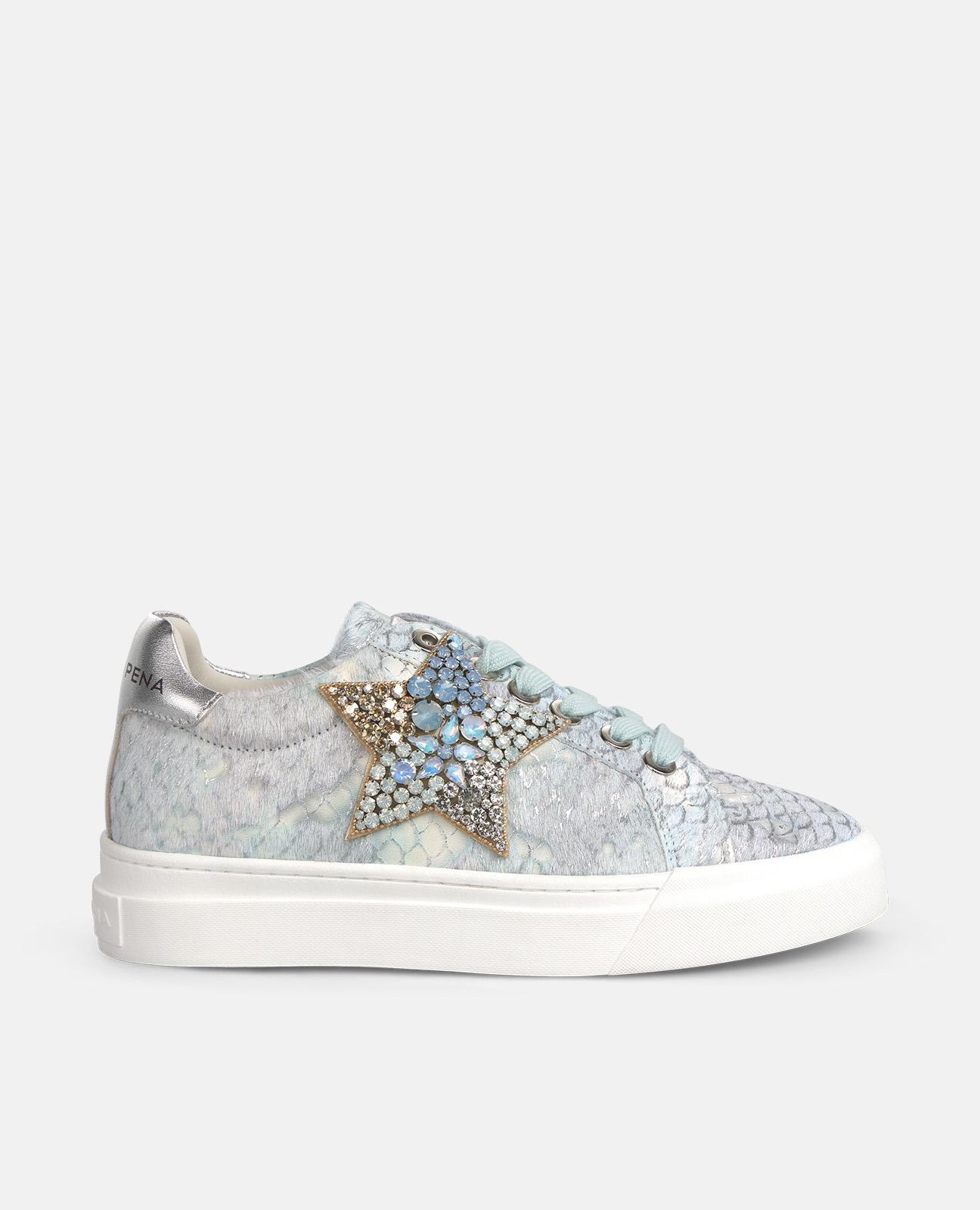 Zapatillas deportivas de mujer de piel con estampado fantasia y detalle joya - Alma en Pena - Azul claro Azul claro-1