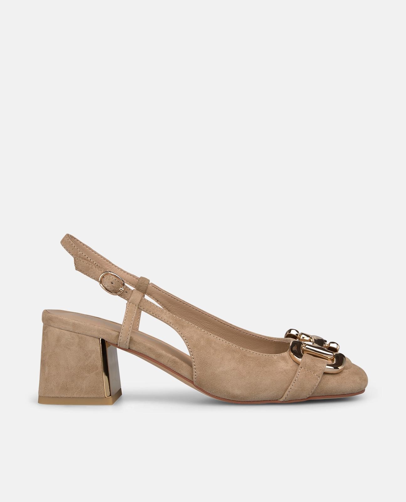 Alma en Pena - Zapatos de salón de mujer destalonados en piel con adorno metálico frontal y tira trasera con hebilla.