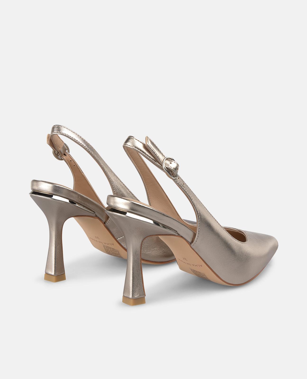 Zapatos de salón de mujer destalonados de piel efecto metalizado con tira trasera de hebilla - Alma en Pena - Oro Oro-3