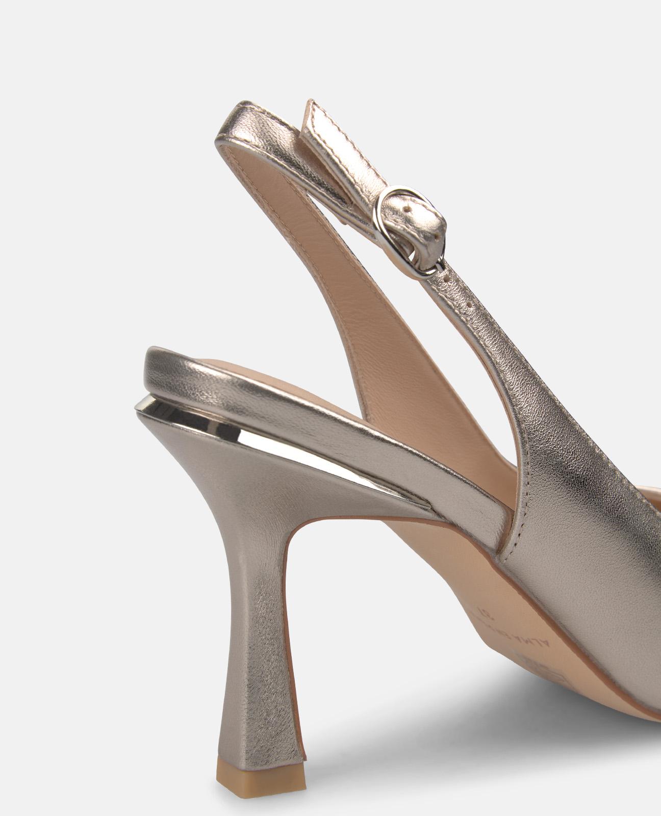 Zapatos de salón de mujer destalonados de piel efecto metalizado con tira trasera de hebilla - Alma en Pena - Oro Oro-5