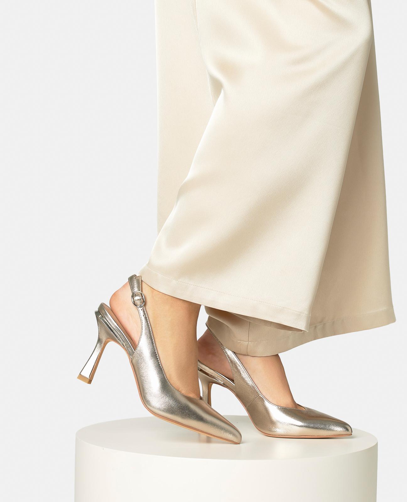 Zapatos de salón de mujer destalonados de piel efecto metalizado con tira trasera de hebilla - Alma en Pena - Oro Oro-2