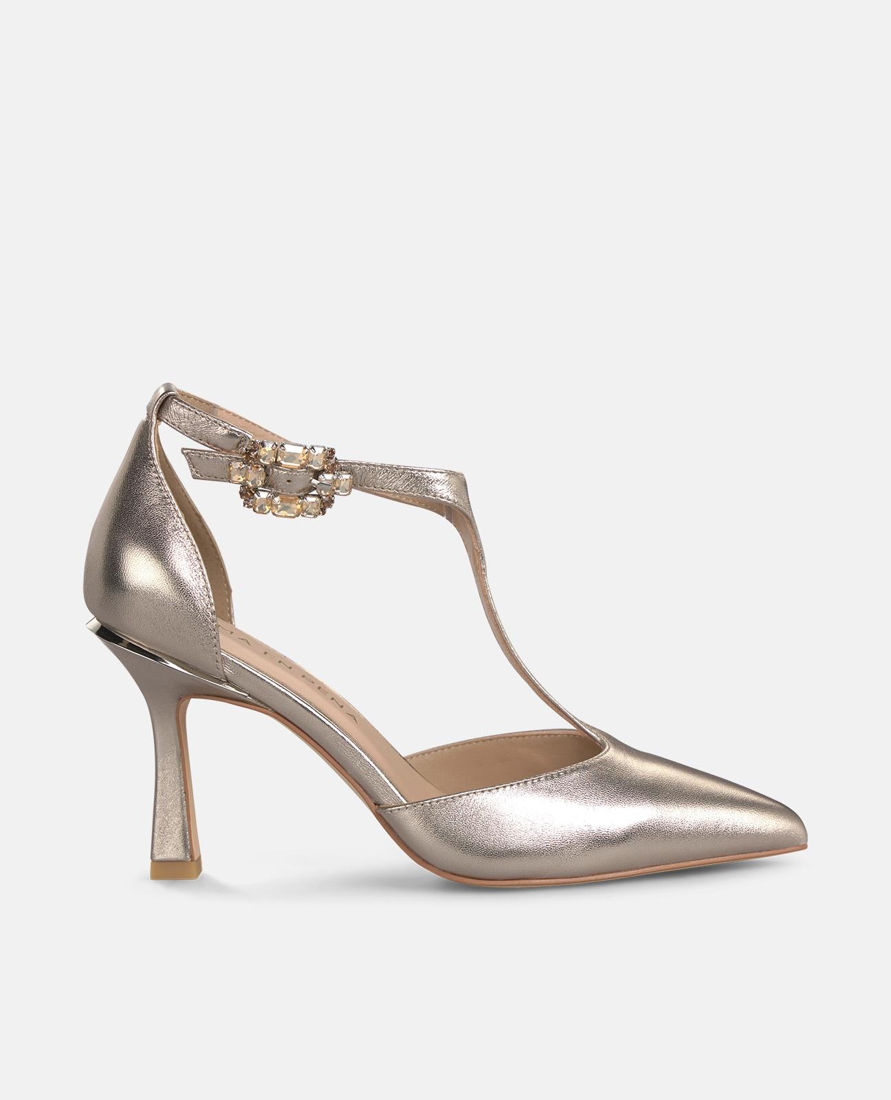 Zapatos de salón de mujer en piel efecto metalizado con tira delantera y hebilla al tobillo - Alma en Pena - Oro Oro-1