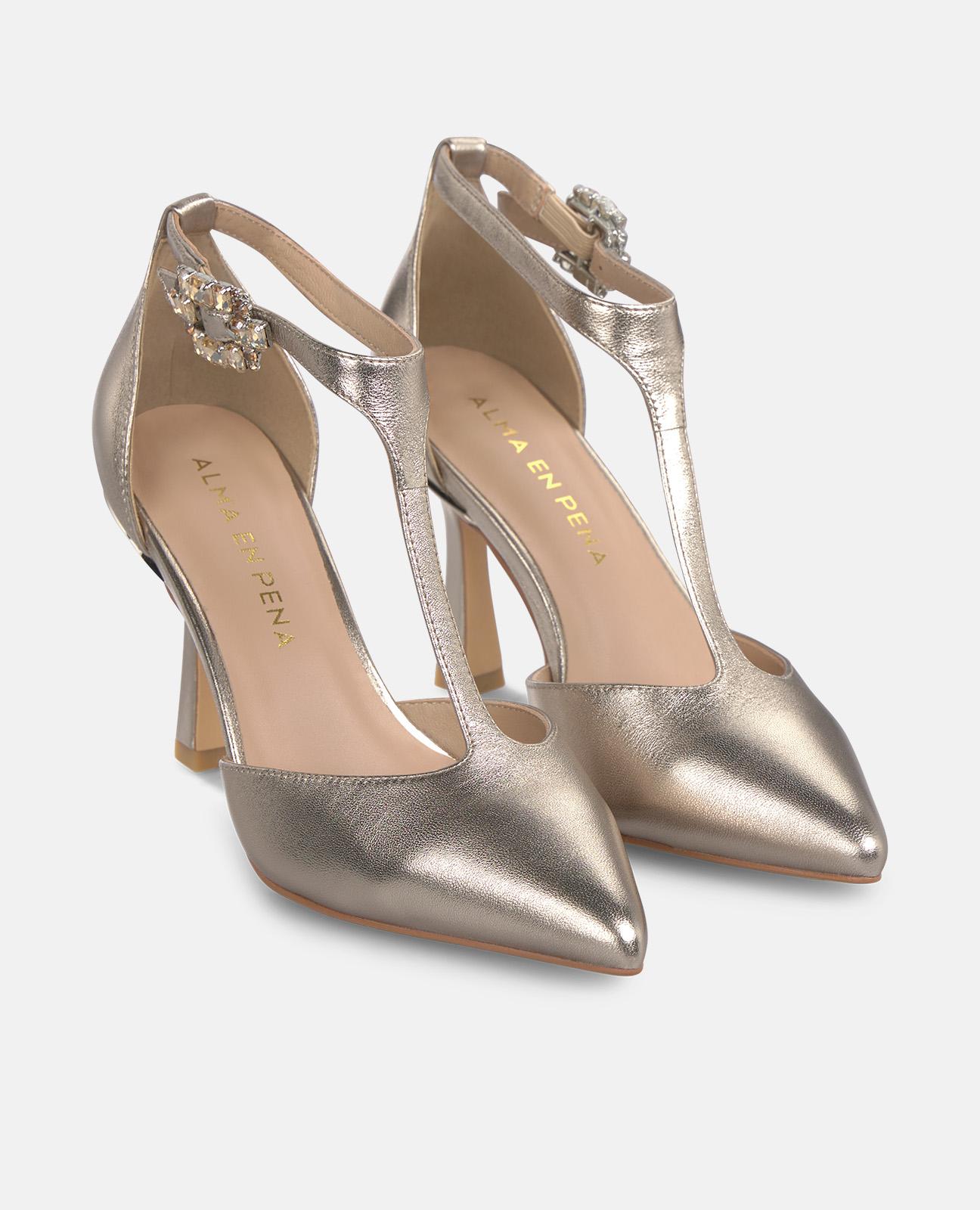 Zapatos de salón de mujer en piel efecto metalizado con tira delantera y hebilla al tobillo - Alma en Pena - Oro Oro-3