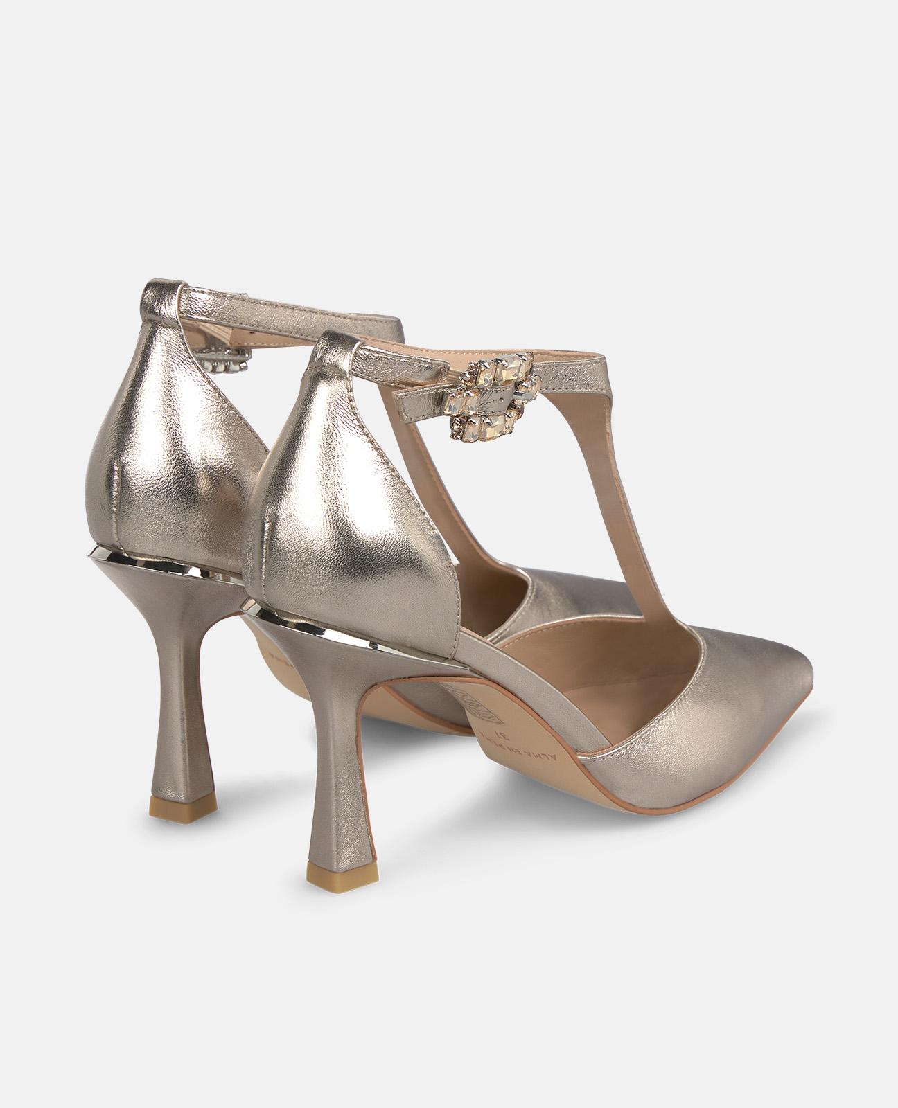 Zapatos de salón de mujer en piel efecto metalizado con tira delantera y hebilla al tobillo - Alma en Pena - Oro Oro-2