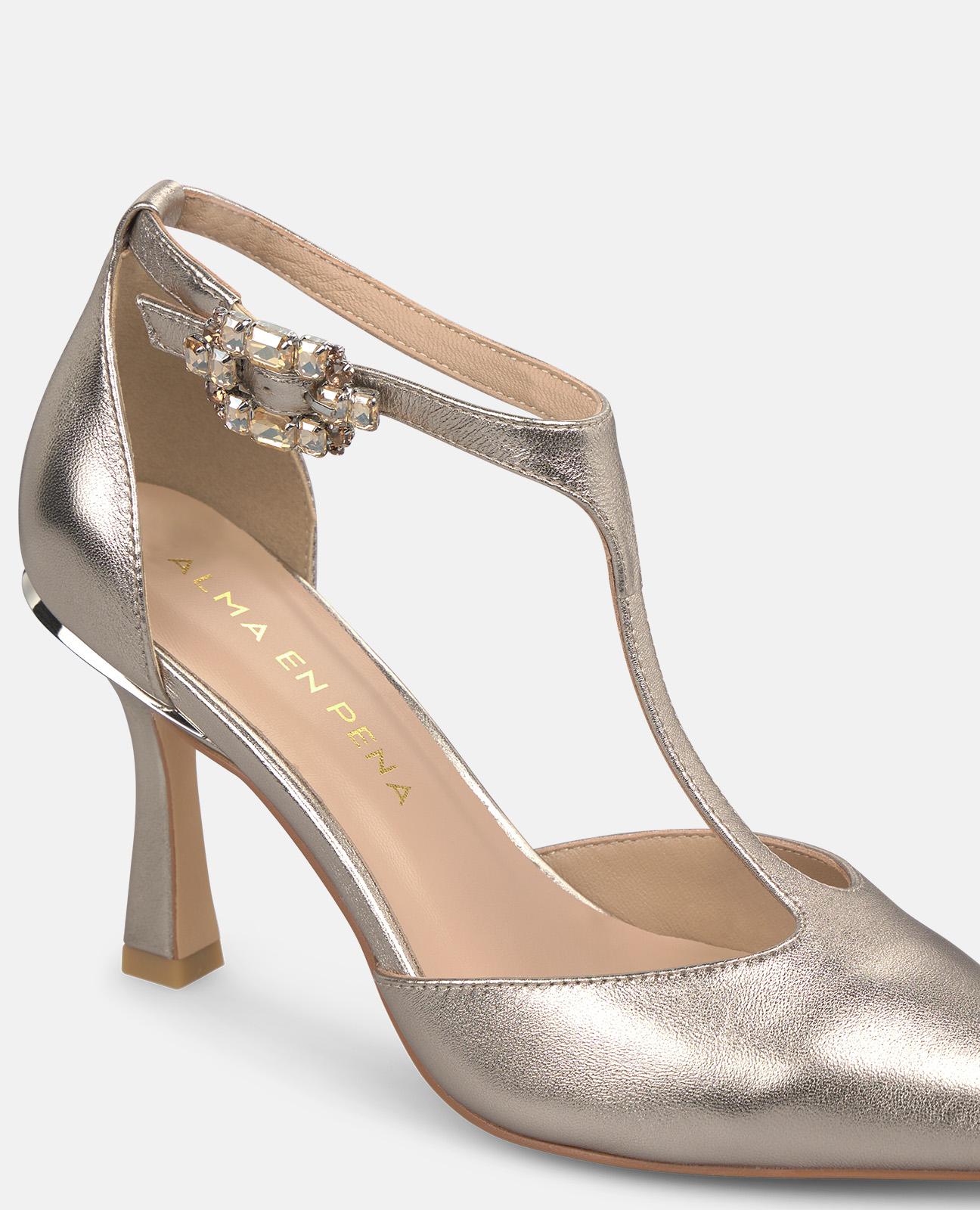 Zapatos de salón de mujer en piel efecto metalizado con tira delantera y hebilla al tobillo - Alma en Pena - Oro Oro-4