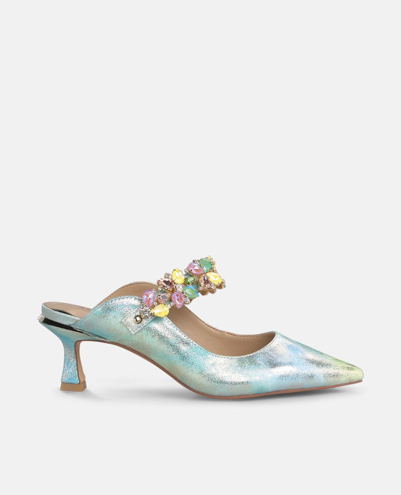 Alma en Pena - Zapatos de salón de mujer destalonados en piel efecto fantasia con tira con detalle pedreria.