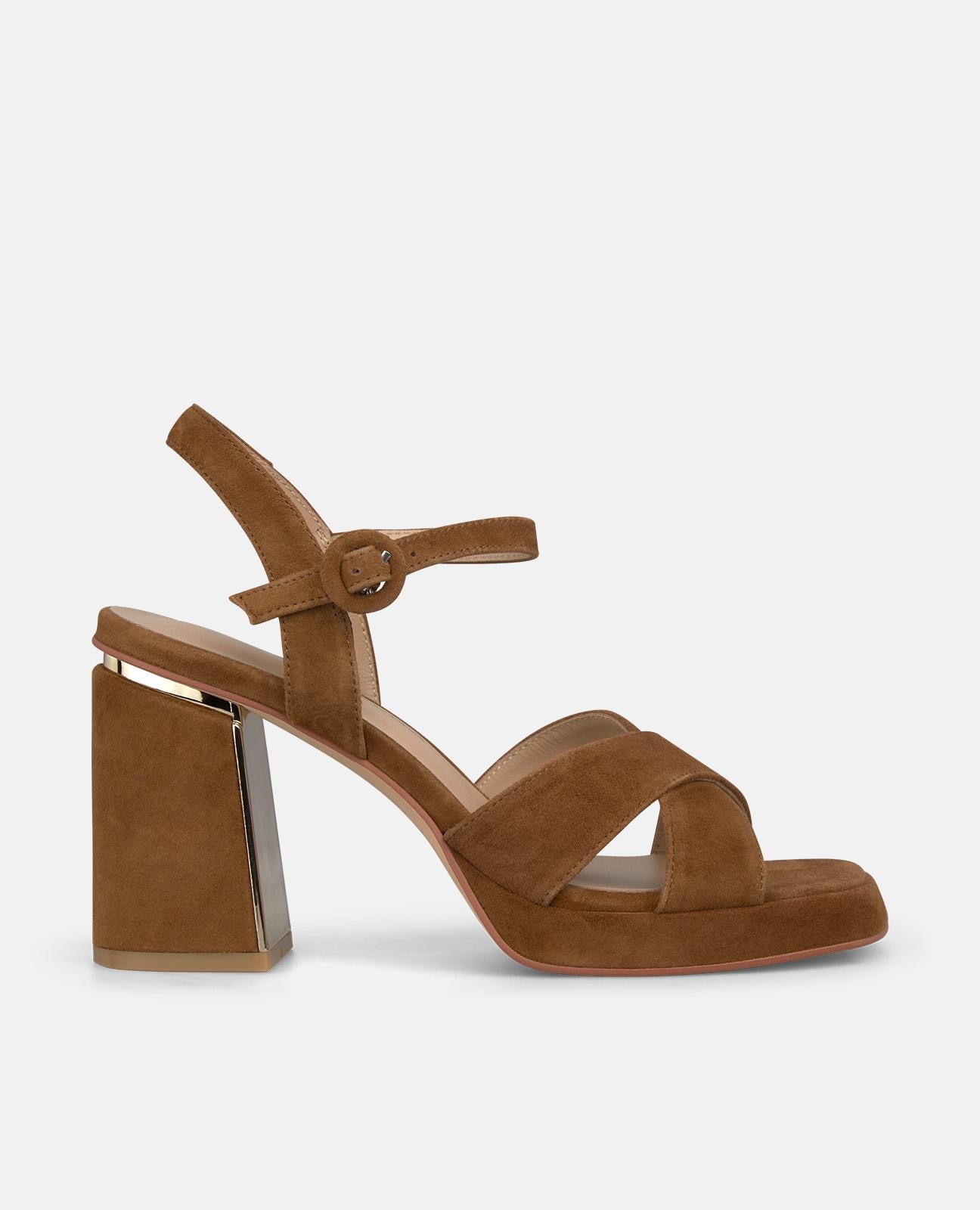 Sandalias de tacón de mujer en piel con doble tira cruzada y detalle metálico - Alma en Pena - Caramelo Caramelo-1