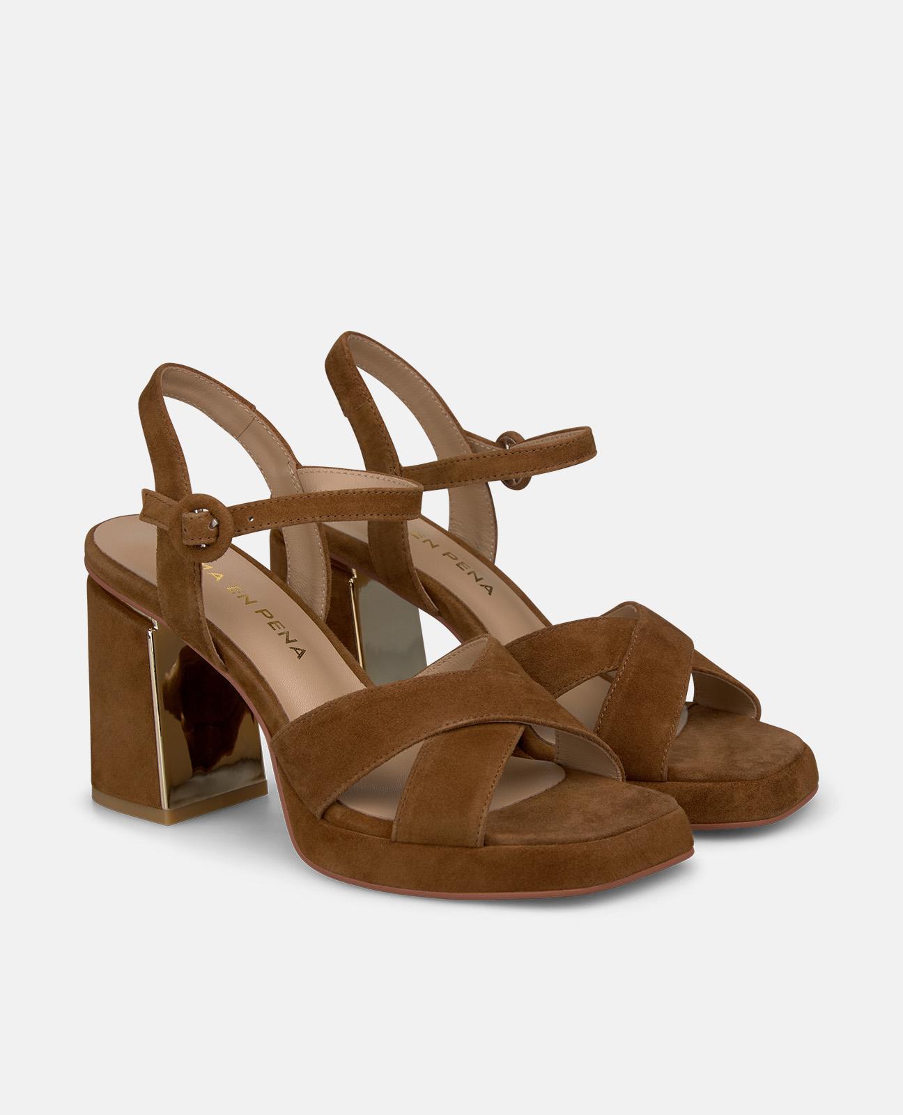 Sandalias de tacón de mujer en piel con doble tira cruzada y detalle metálico - Alma en Pena - Caramelo Caramelo-3