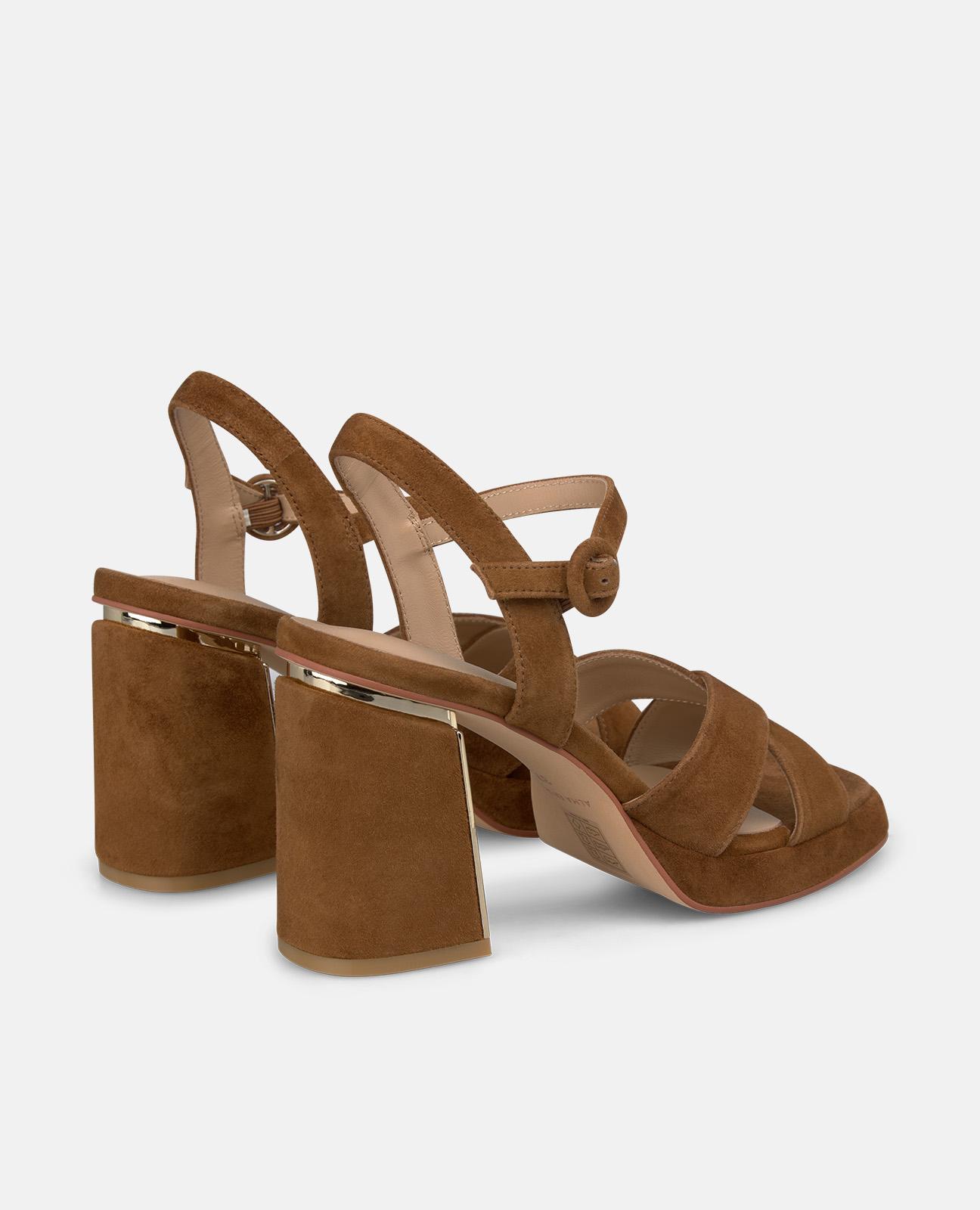 Sandalias de tacón de mujer en piel con doble tira cruzada y detalle metálico - Alma en Pena - Caramelo Caramelo-2