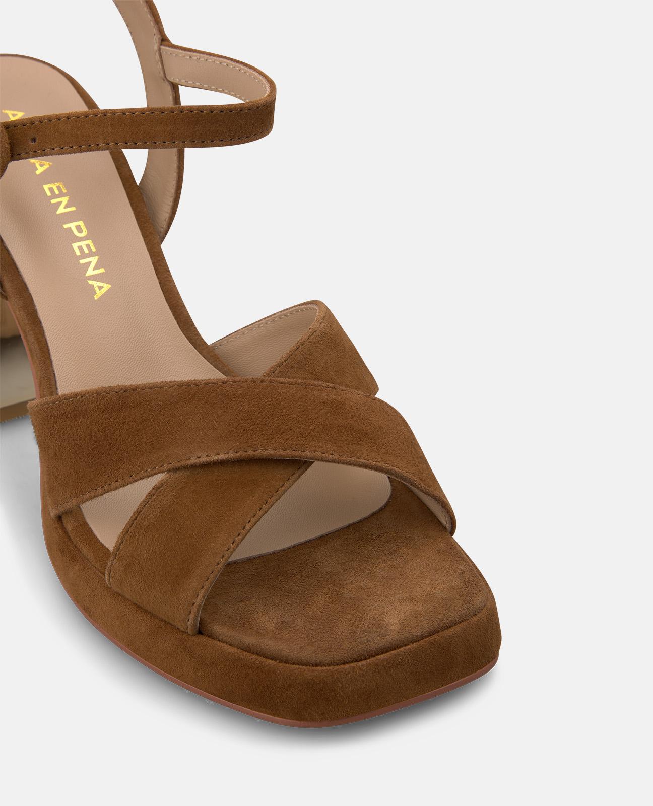 Sandalias de tacón de mujer en piel con doble tira cruzada y detalle metálico - Alma en Pena - Caramelo Caramelo-4