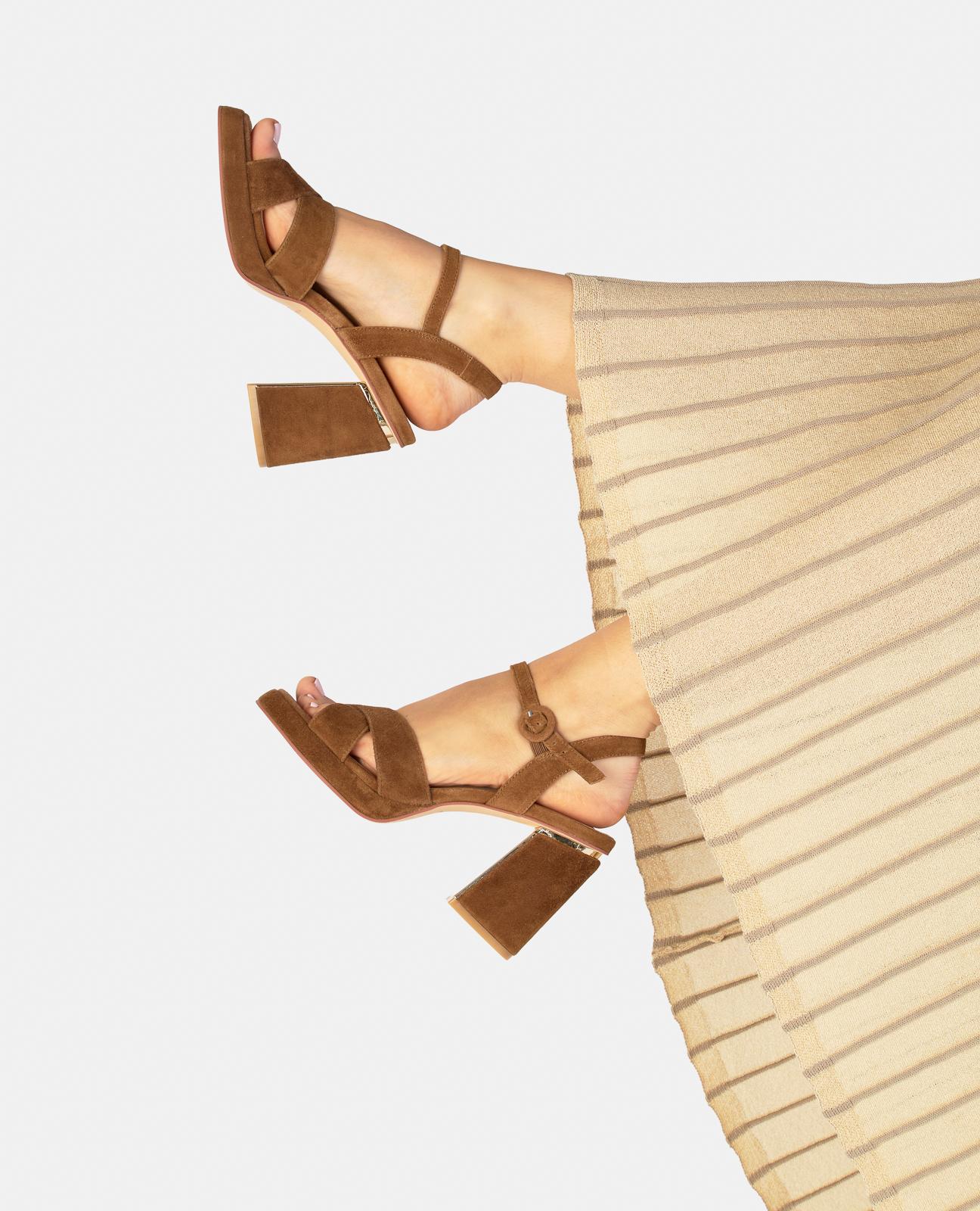 Sandalias de tacón de mujer en piel con doble tira cruzada y detalle metálico - Alma en Pena - Caramelo Caramelo-5