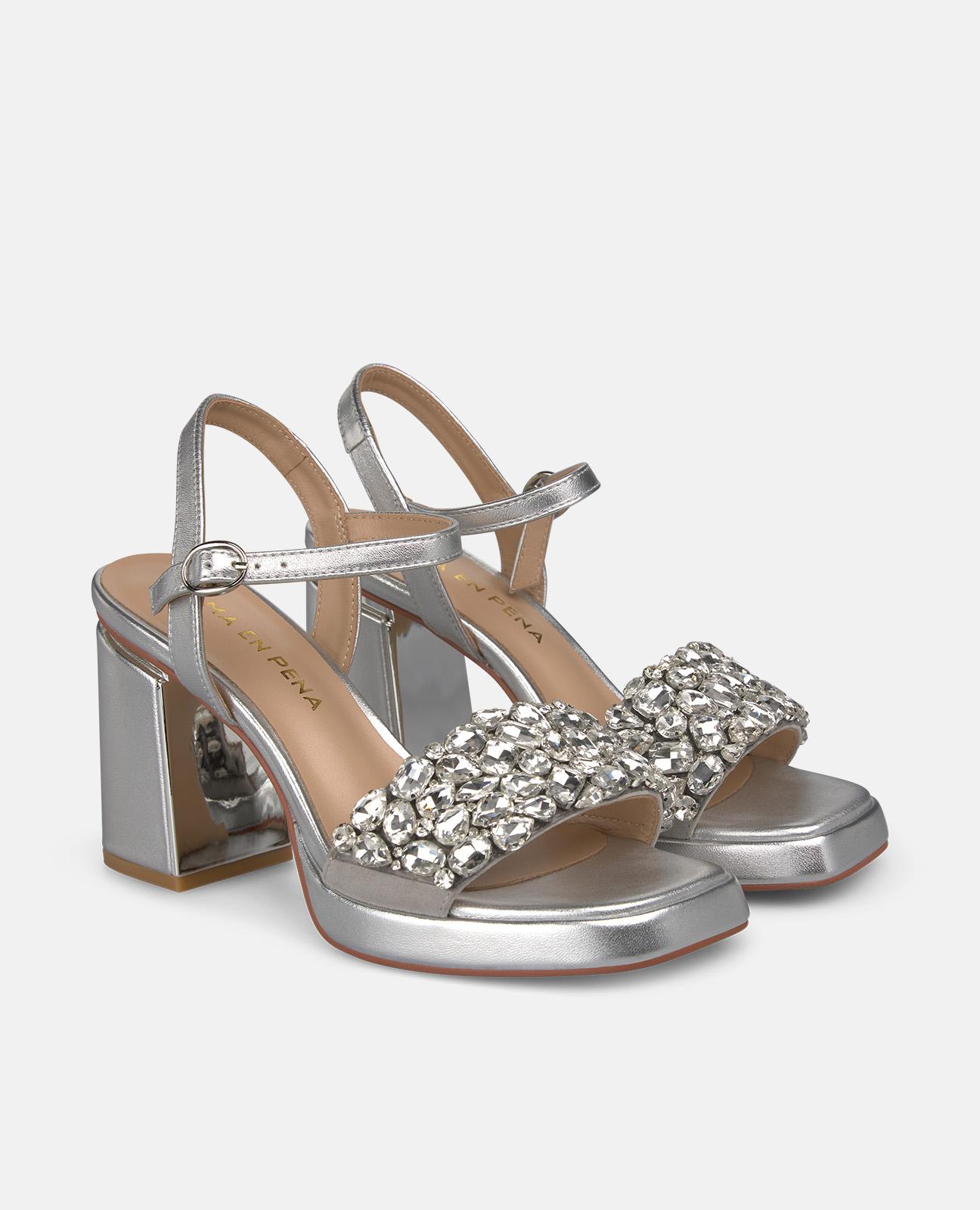 Sandalias de tacón de mujer en piel efecto metalizado con tira delantera de pedreria - Alma en Pena - Plata Plata-4