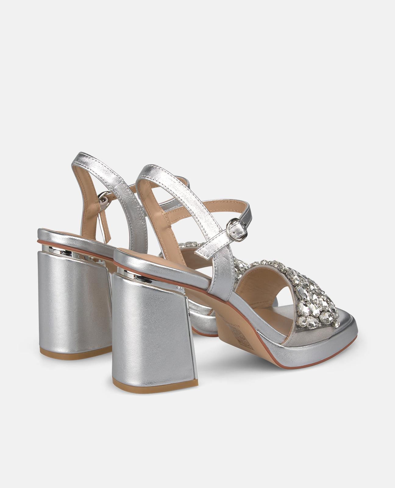 Sandalias de tacón de mujer en piel efecto metalizado con tira delantera de pedreria - Alma en Pena - Plata Plata-3