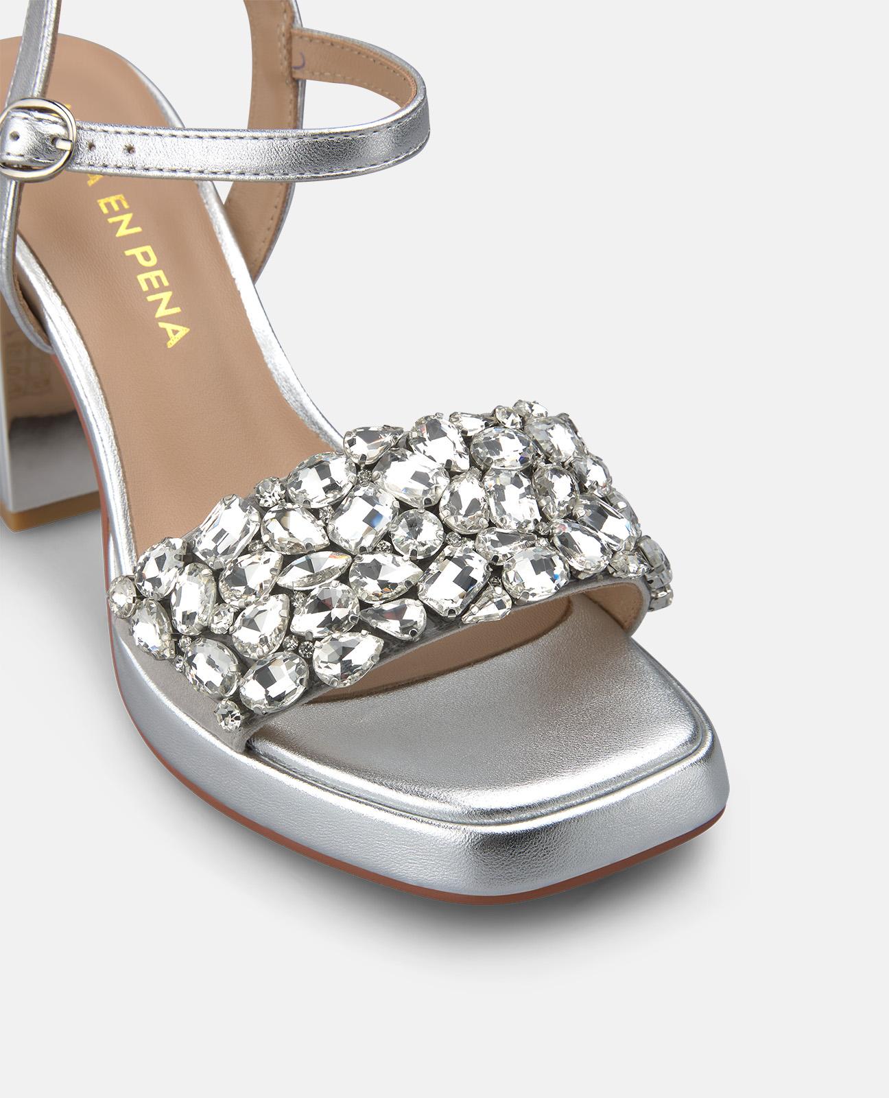 Sandalias de tacón de mujer en piel efecto metalizado con tira delantera de pedreria - Alma en Pena - Plata Plata-5