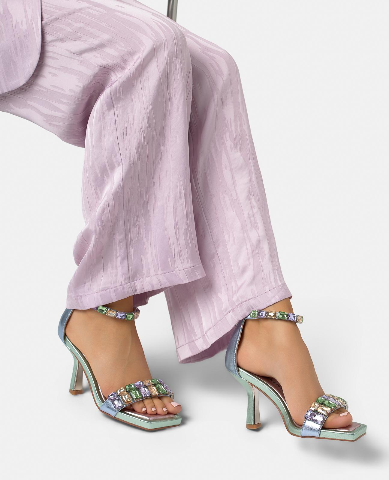 Sandalias de tacón de mujer en piel efecto metalizado con detalle de joyas y cierre de cremallera - Alma en Pena - Azul Azul-2