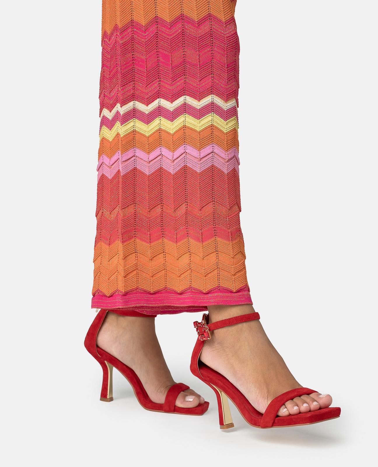 Sandalias de tacón de mujer en piel con tira delantera y cierre de hebilla con detalles tipo joya - Alma en Pena - Rojo Rojo-2
