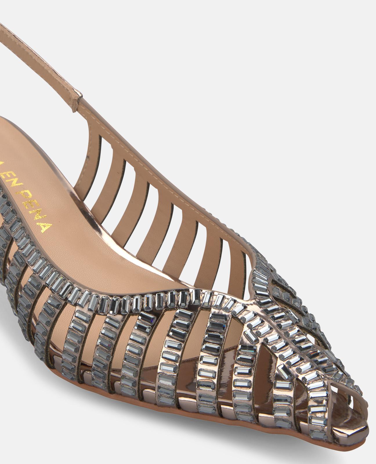 Zapatos de salón de mujer destalonados en piel con rejilla con tacha de pedrería - Arena Plata-5